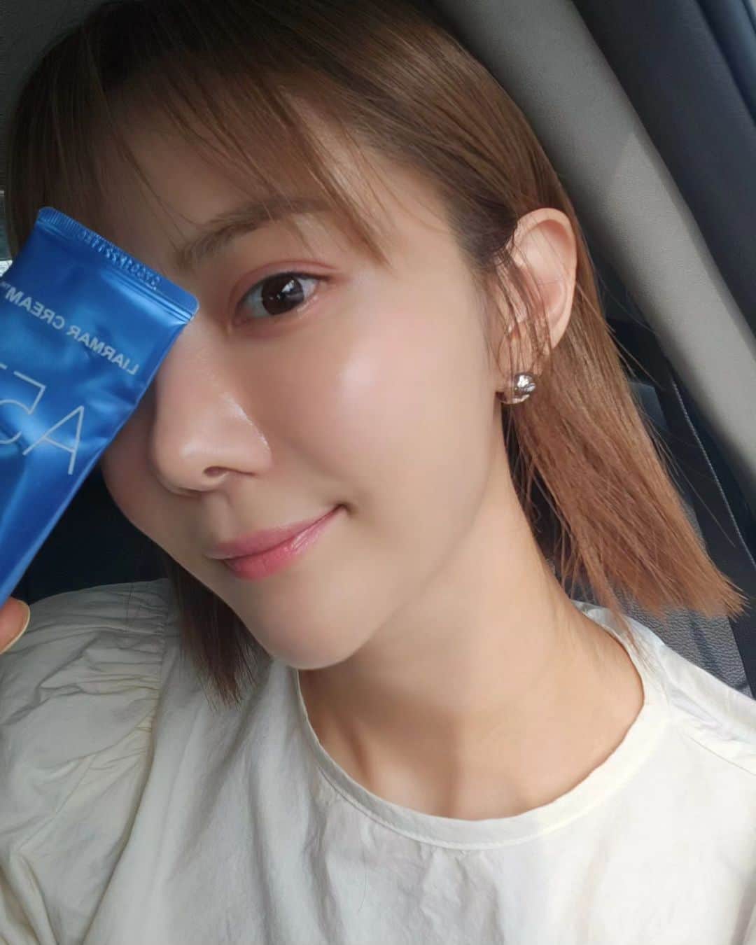 ユ・ハナのインスタグラム：「동물성원료사용과 동물성실험을 하지않는 브랜드! [HAKeeM 하킴] 대자연의 '자연 그대로'를 엘럼으로 옮기는, 스위스 알프스 고도 1,400m의 가장 혹독한 환경에서 살아남은 알파인 허브의 자생력과 [하킴]만의 기술력으로 [하킴]이 목표하는 궁극적 아름다움을 추구하는,  자연과 기술의 균형의 경영 철학을 그대로 담은 브랜드  그 중에서도 엘럼과 함께 쓰면 그 진가를 더 발휘하는, 쫀촉 쫀촉의 정점을 찍는,  'A57 리어마르 수분광채크림'   밝고 투명하게 빛나는 피부를 위한 리어마르 수분광채크림은 피부의 밝기톤 균일도와,  색소침착에 도움을 주고 푸석한 피부에  광채에 탄력을 더한  데일리 크림이에요.   어두운 피부와 미백에 도움을 주고,  기미 부위의 피부 멜라닌 완화와 색소침착완화에 도움을 주어요!   저는 당분간 이만한 크림 못찾을것같은데, 분명 저랑 같은생각이실거에요!  꼭 엘럼과 같이 써보세요. 간만에 맘에 드는 기초제품 만났다! 하실겁니다요💙🩵🤍💚」