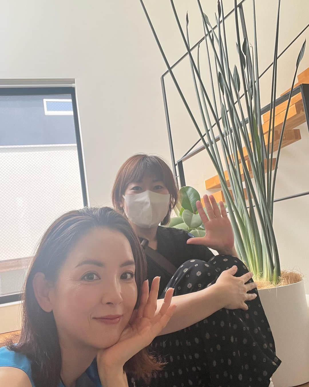 吉村美紀さんのインスタグラム写真 - (吉村美紀Instagram)「美スト９月号のときの撮影オフショット✨✨ カメラマンの須藤さんとなんでこのポーズしてたのか忘れちゃった😅 けど、楽しかったな❤️  ヘアーメイクはサイちゃん^_^  @sai.hair.and.make_up  いつも素敵なメイクありがとう❤️  #美スト #９月号撮影のときの」7月31日 20時27分 - lespros_miki