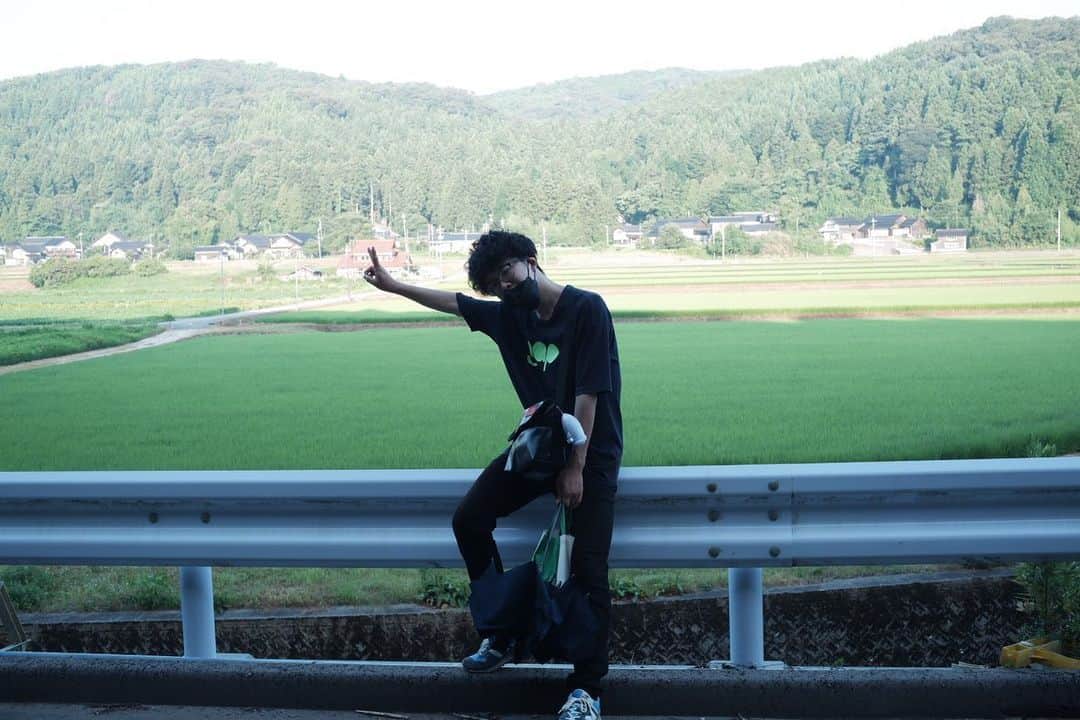 Mozuのインスタグラム：「金沢21世紀美術館での #Mozu展 開催中です！（8/26まで）  設営の後は能登でのんびり過ごしました〜！ 朝早く起きて畑に行ったり海で遊んだりみんなと花火をしたり、最高の夏が過ごせました🎐 能登は空気やお水が綺麗で、海鮮が絶品ですね🐟  #Mozu展 8/26までです！夏休みのお出かけにぜひ！」