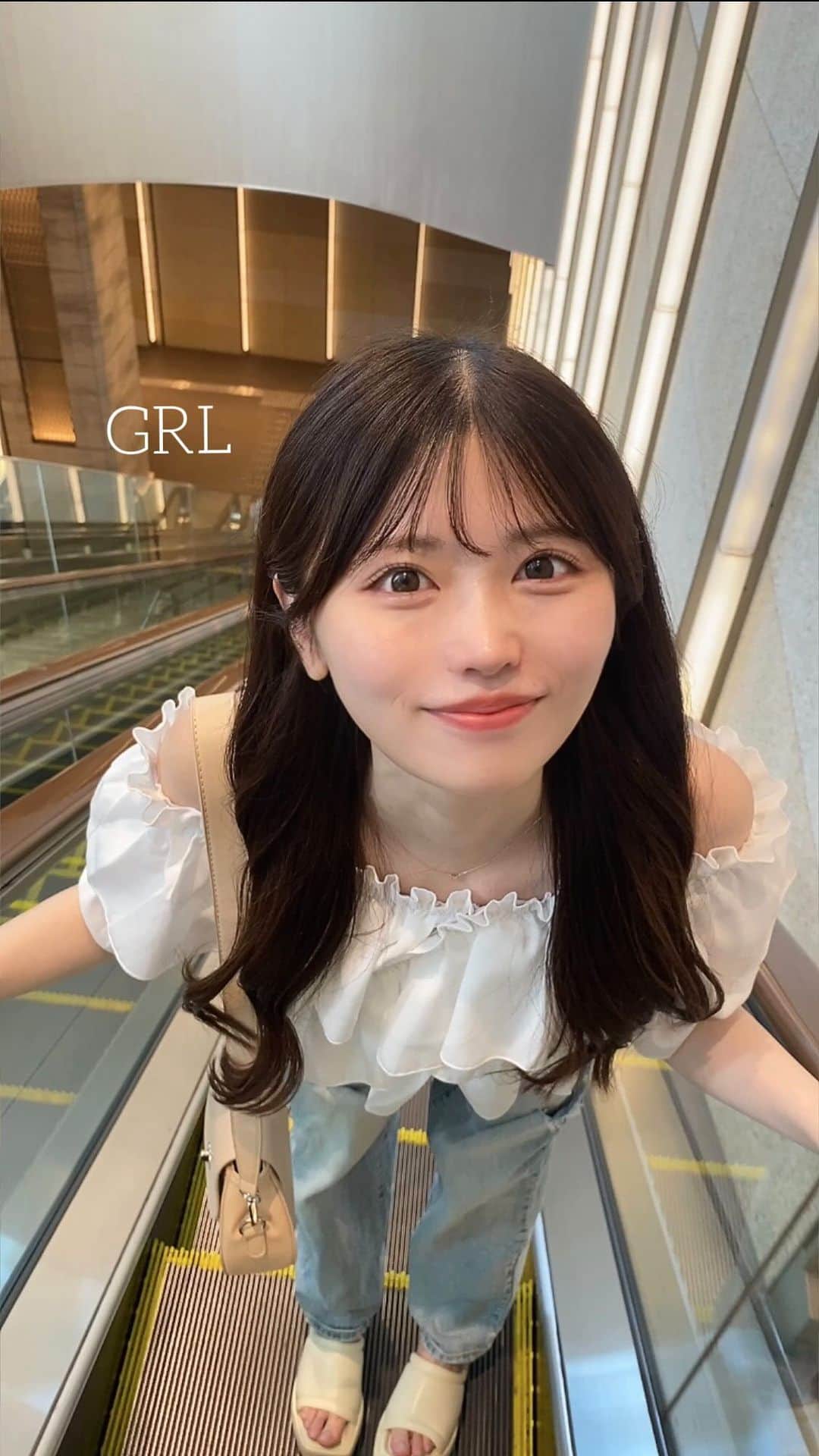 星乃まひろさんのインスタグラム動画 - (星乃まひろInstagram)「夏は白ブラウス×デニムの組み合わせがすき🤍  @grl_official   #grl #grl購入品 #グレイル #プチプラコーデ #ootd #デニム #デニムコーデ #オフショル」7月31日 20時32分 - mhr_honi