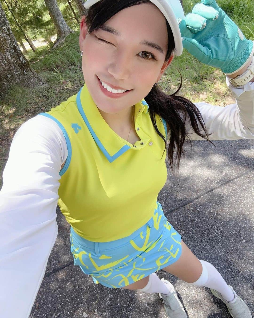 もえしゃんのインスタグラム：「カラフルなウェア、新鮮🩵💛  とゆうかレアだと思う😼笑 全然持ってないもん🤣  夏っぽくていいよね😻  #DESCENTE #descentegolf #デサゴルゴルファー  #ゴルフ #ゴルフ女子#ゴルフ男子 #高尔夫球 #ラウンド #スイング #GOLF #ゴルフウェア  #ゴルフ好きと繋がりたい #もえしゃん #スイング動画  #ll #ff #instagolf #golfstagram」