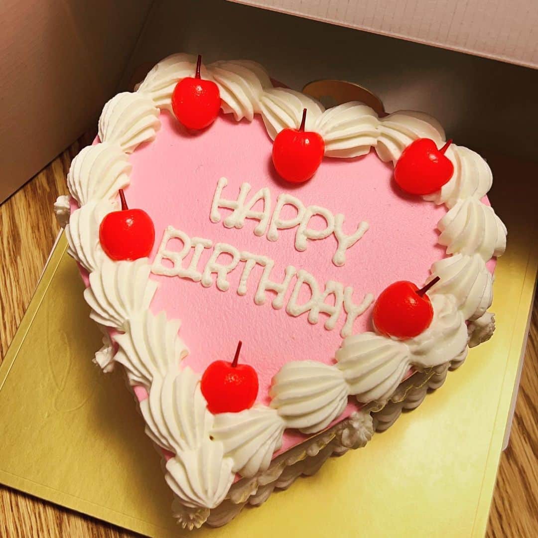 野々村友紀子のインスタグラム：「次女の誕生日です❤️  次女の希望が「韓国ケーキのようなカラフルでかわいいのがいい！」だったので、 『Cake with』というお店でセミオーダーをしてみました。  ネットで次女が色や形やトッピングを選んでいき、めちゃ簡単に完成。 あとは日にちを決めて取りに行くだけ。  もー昭和では考えられへんラブリーケーキを作ってもらいました✨  お店もかわいいなあ！ ウキウキするなあ！  ホームページのみんなのケーキを見てるだけでもテンション上がります😆  ドリンクは長女の担当。 カルピスとブルーハワイと炭酸で夏らしい美味しいドリンクを作ってくれました🌈  ケーキのくねくねろうそくも韓国の流行りらしい。 ダイソーで売ってるんですねーすごい👍  楽しい誕生日会でした🌈」