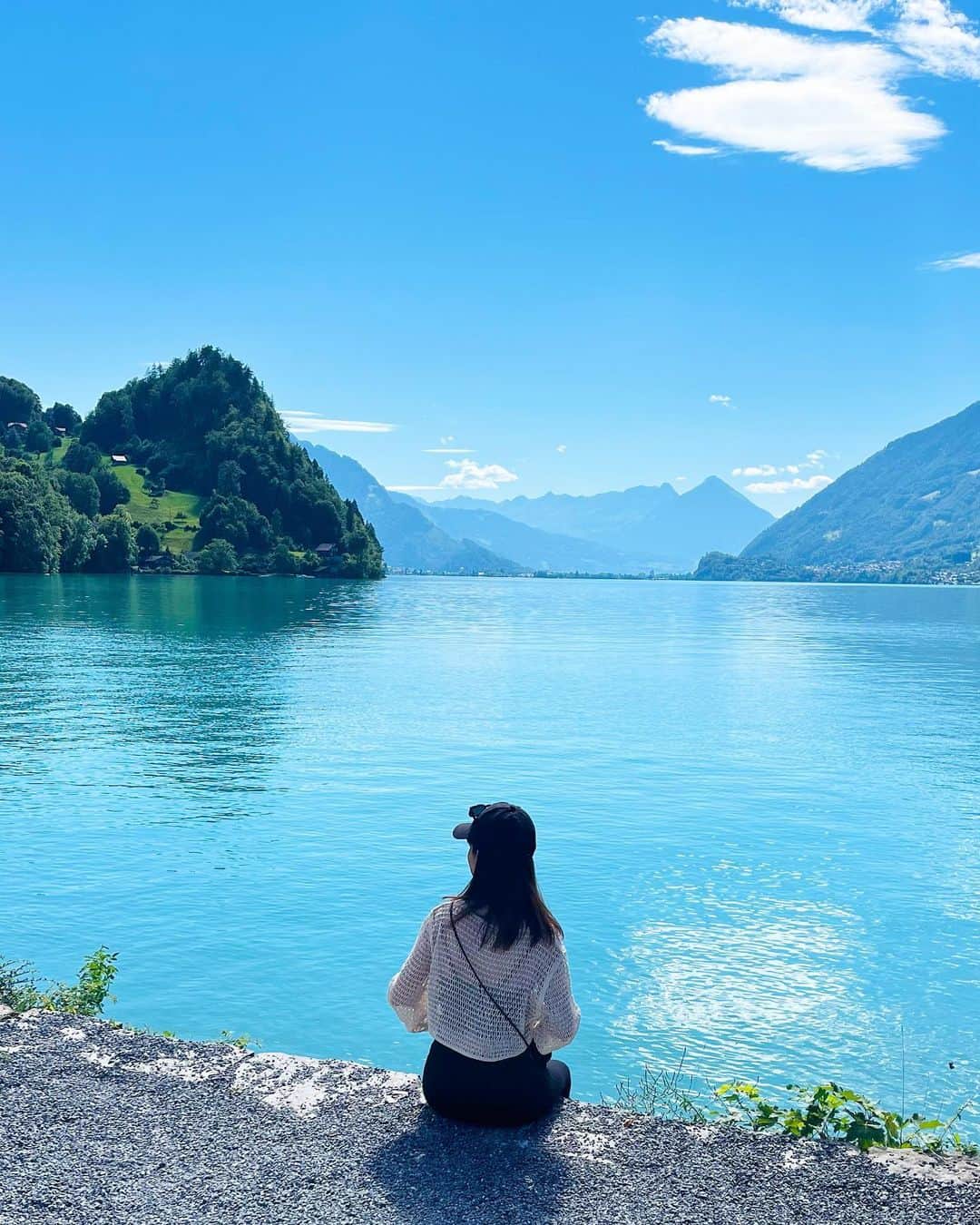 kitamayuuさんのインスタグラム写真 - (kitamayuuInstagram)「人生で一度は訪れたかった 念願のスイスへ🇨🇭🏔🐄 自然好きな私には最高の旅だった！  どこを切り取っても 絵葉書のような風景ばかりで 大自然に触れるだけで 心がほんとうに癒されました☺️  #スイス　#スイス旅行 #ハイキング　#絶景 #switzerland  #landscape #bern #iseltwald #grindelwald」7月31日 20時34分 - kitamayuu
