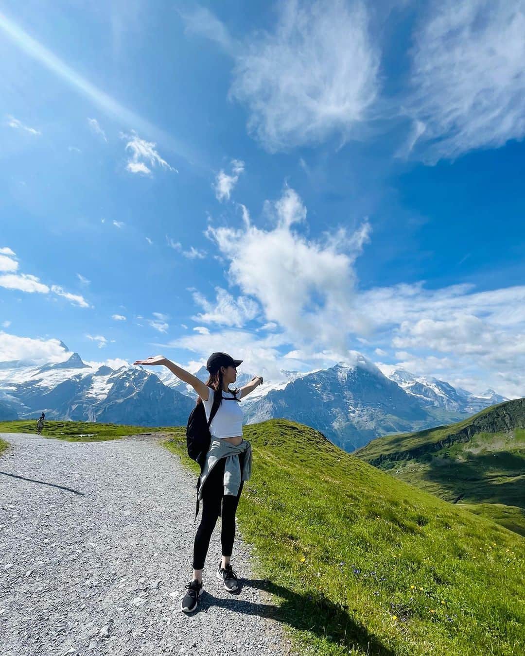 kitamayuuのインスタグラム：「人生で一度は訪れたかった 念願のスイスへ🇨🇭🏔🐄 自然好きな私には最高の旅だった！  どこを切り取っても 絵葉書のような風景ばかりで 大自然に触れるだけで 心がほんとうに癒されました☺️  #スイス　#スイス旅行 #ハイキング　#絶景 #switzerland  #landscape #bern #iseltwald #grindelwald」