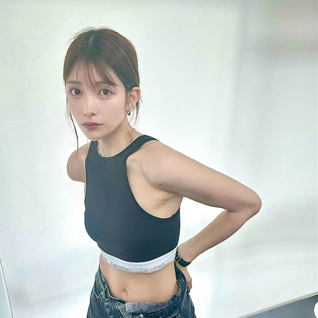 長谷川万射のインスタグラム：「最近はまりのCalvin Klein ❤︎  1ヶ月くらい前の写真なのだけど いまより全身だいぶスッキリしてる…くぅ…カジュアルヘルシーに露出するこんな服が最近好きなので引き締めよ…🐖  #calvinklein  #カルバンクライン」