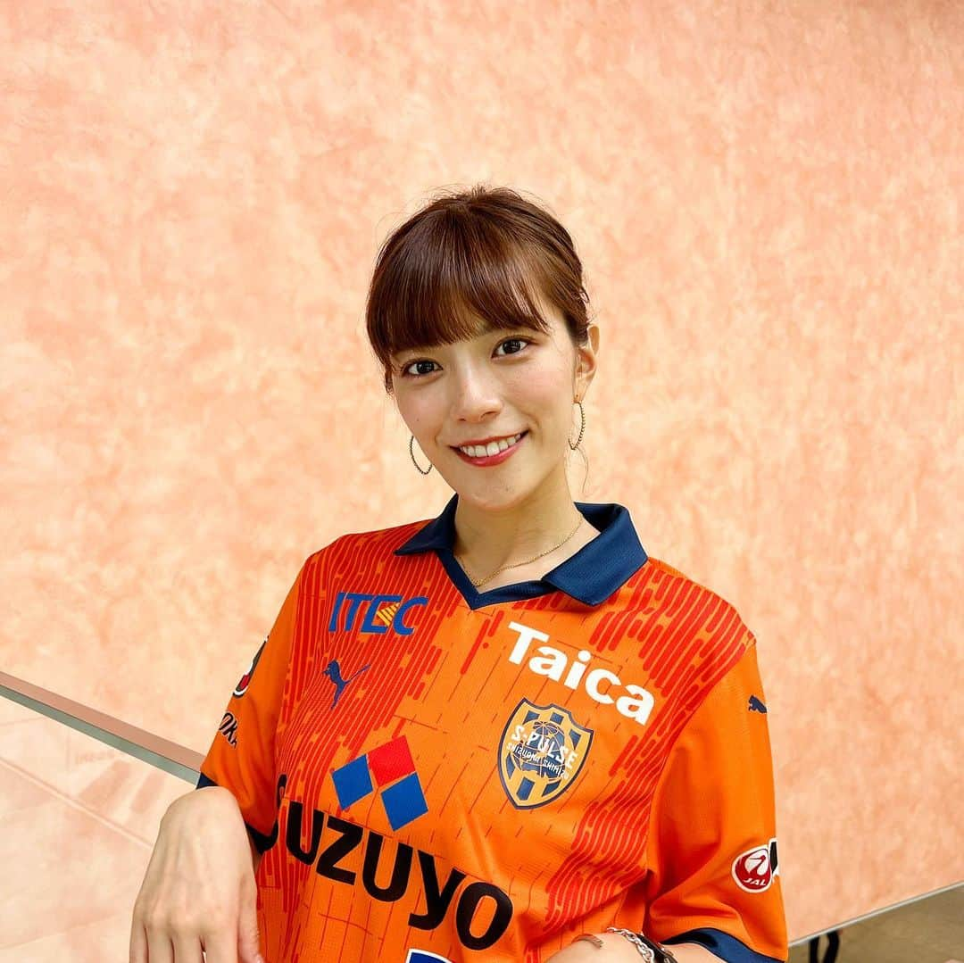 三谷紬さんのインスタグラム写真 - (三谷紬Instagram)「🧡💙 #清水エスパルス ‼︎ 60クラブ全部のユニフォームを着ることが目標⚽️ 今回は清水エスパルス🧡 エスパルスといえば、オレンジ‼︎ この襟付きのユニフォーム、 おしゃれに着られるし好きです🫶 日本平のスタジアムも好き。 * #清水#エスパルス#エスパ#spulse#オレンジ#🍊#🧡#襟付き#soccer#football#サッカー#ユニフォーム#ユニフォーム女子#uniform#サッカーユニフォーム#jリーグ#jleague#j#league#テレビ朝日#アナウンサー#三谷紬」7月31日 20時46分 - mitani_tsumugi