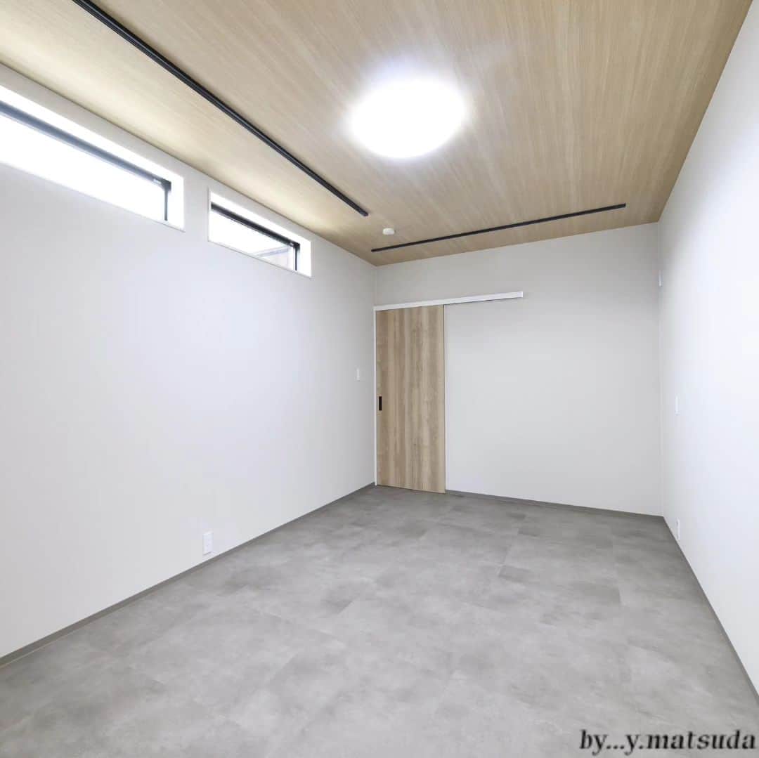 設計室 匠建枚方のインスタグラム：「将来的に店舗としてご利用いただく 床をフロアタイルで仕上げさせて いただきました。  モルタル調の床って かっこいいですよね  水回りで多く使う床ですが 色柄豊富なのでリフォーム なんかでもご使用いただけます。  匠建枚方は注文住宅専門の工務店。 モデルハウスの見学をご希望の方は、 TEL-0120850515 までご連絡ください。 詳しくはプロフィール欄から 当社ウェブサイトをCHECK⏩     #匠建枚方 #注文住宅 #注文建築 #リフォーム #リノベーション #フロアタイル #サンゲツ #モルタル調 #店舗 #マイホーム #マイホーム計画 #家づくり #暮らし #新築 #一戸建て #工務店 #枚方工務店 #枚方 #枚方市 #設計 #設計事務所 #大阪 #京都」