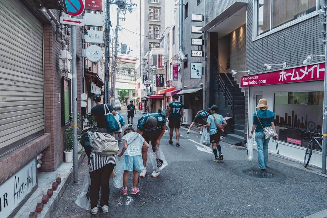 エレコム神戸ファイニーズ公式さんのインスタグラム写真 - (エレコム神戸ファイニーズ公式Instagram)「〈 𝐄𝐀𝐑𝐓𝐇 𝐂𝐋𝐄𝐀𝐍 𝐖𝐀𝐋𝐊 〉  本拠地である神戸の街の魅力が溢れた写真を 撮影していただきました⚓️ これからも地元の皆さまに応援してもらえるよう 地域活動を継続して参ります。  photo by @mabumieze   #gogreenkobe #清掃活動 #エレコム #神戸 #ファイニーズ #elecom #kobe #finies #エレコム神戸ファイニーズ #xleague #Xリーグ #americanfootball #football #アメリカンフットボール #アメフト」7月31日 20時39分 - finiesfootball