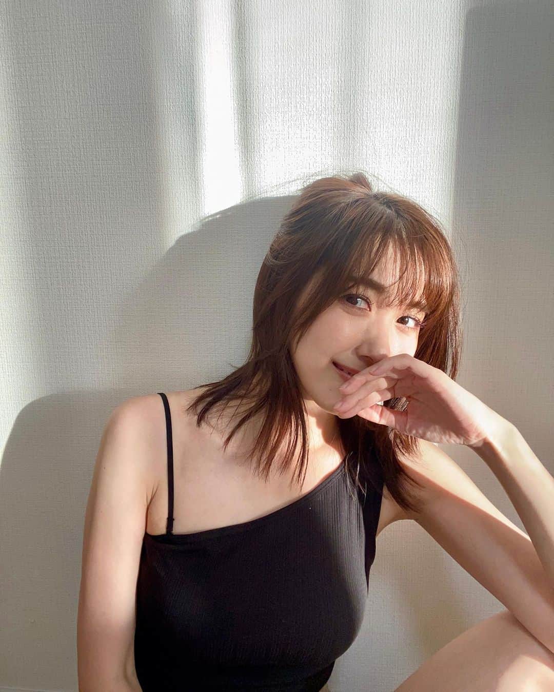 秦瑞穂のインスタグラム：「. 暑くて毎日タンクトップやキャミソール🫠🫠  それでも溶けてる🫠  .  たまには私服😋  .  #秦瑞穂 #follow #me #followme #japanesegirl #japan #粉我 #偶像 #インスタグラビア #gravure #instagravure#sexy#셀카놀 #被写体 #selfie #lingerie#gn#셀카#ootd」