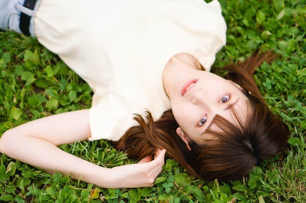 西野実見のインスタグラム：「🫛☀️✨  暑くて暑くて、最近朝ごはんがアイスになってる😅  とっても素敵に撮ってくれた写真が たくさんあるので少しずつ載せていきます📷✨  どれを載せよーかなーと迷い中、、 皆様、良ければ付き合い下さい🐨  photo by @ukitacamera ♡  #作品撮り」
