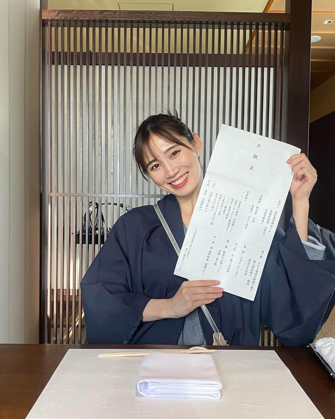 美有のインスタグラム：「7月ありがとうございました💚  7月の身体の土台と癒しと刺激と。 最近はとことんズボラにこだわった(矛盾?) 自炊とお弁当でもパワーを。  身体の外に出た症状を ひとつの式で結びつけて イコールこれ！で見ることもあるが、  知恵や知識がつくと また面白く、  掛けたり引いたり足したり割ったり☾ 単純ではないけれど、そこから出た答えに感動することだってあるはず🫶  ぐるぐる回る地球で 1日たりと同じ瞬間はないので その時、の自分に当てはまるものを  : :  自分がわだかまっていたこと、 しっかりガッツリ自分で 経験反省して振り返れて、 明日からまた新しい 1ヶ月を違った気持ちですっぱり迎えられそうです！  竹を割ったような失敗は本当に学びになるのと、 意図しないやっちゃった失敗はとことん落ち込みますな、 月末に自分にこら！を出来て良かったです  また来月もスタジオでお待ちしております🫧」