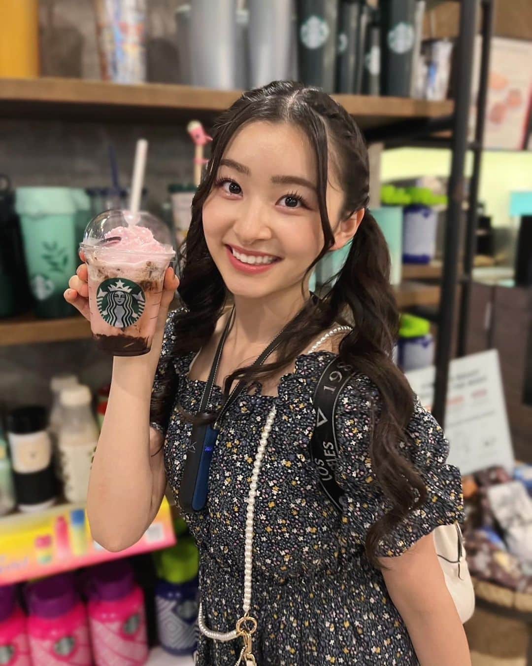 杏ジュリアのインスタグラム：「“BLACK PINK×Starbucks”の 「ブラックピンク ストロベリー チョコクリーム フラペチーノ」を飲みました😋  日本では飲めないので、すごく嬉しかった~🙌 お菓子のアポロのような味で美味しかったです🖤🩷  #starbucks #BLACKPINK #スタバコラボ #インドネシア #indonesia  #ジャカルタ #jakarta #ワンピース #ツインテール #instagood  #インスタ映え #camera #japan #idol #杏ジュリア #longhair #ootd #code  #메이크  #followme  #japan #도키센 #초도키메키센덴부 #enak #wisata」