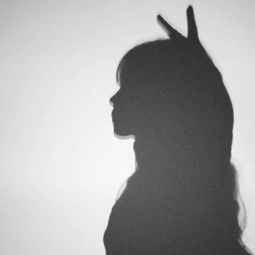 sweet_strawberryさんのインスタグラム写真 - (sweet_strawberryInstagram)「🐾🐈‍⬛【黒猫】感🐾🐈‍⬛ ん？化け狐感？🤣 · #影遊び#シルエットスタジオ #影#シルエット#日々の暮らしを楽しむ#レンズ越しの私の世界#白黒写真#光と影#シルエット写真#横顔#ポートレート部#カメラのある暮らし#日常写真#なんでもない日常に物語を#空気感」7月31日 20時42分 - sweet_strawberry