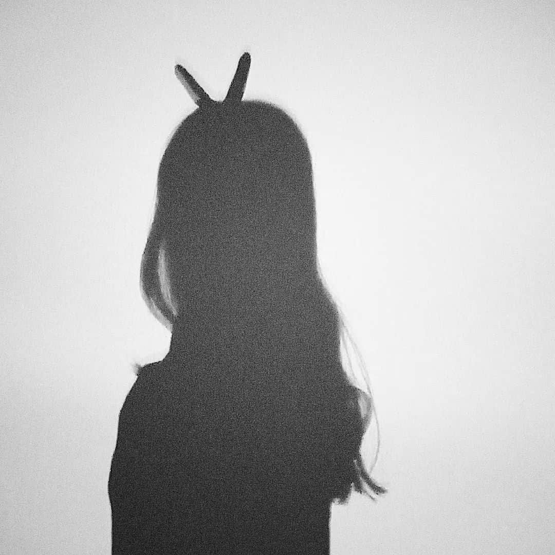 sweet_strawberryさんのインスタグラム写真 - (sweet_strawberryInstagram)「🐾🐈‍⬛【黒猫】感🐾🐈‍⬛ ん？化け狐感？🤣 · #影遊び#シルエットスタジオ #影#シルエット#日々の暮らしを楽しむ#レンズ越しの私の世界#白黒写真#光と影#シルエット写真#横顔#ポートレート部#カメラのある暮らし#日常写真#なんでもない日常に物語を#空気感」7月31日 20時42分 - sweet_strawberry