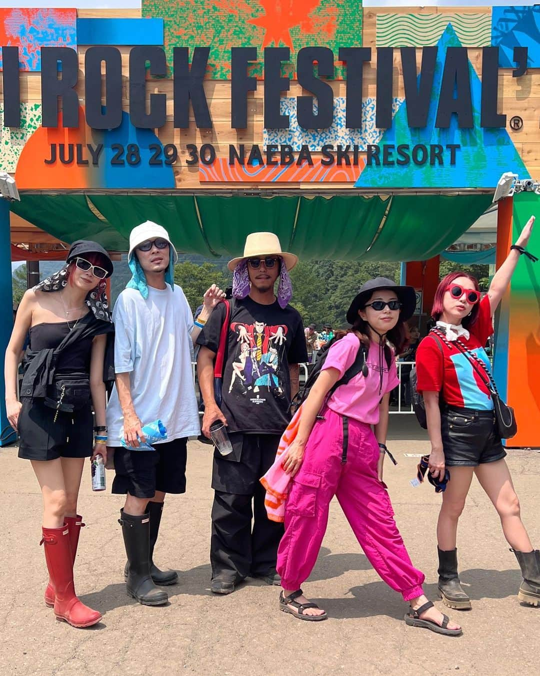 イアリサのインスタグラム：「@fujirock_jp  3日目⛰️  楽しかった！楽しかった！楽しかったー！ まじで疲れた！！！元気だけど！！！  暑い！川入ろ！無理！冷たい！元気！ 元気ない！腹減った！ご飯食べよ！元気！ 疲れた！白目向く！寝る！！起きた！元気！！！  そんな３日間でした！  出演してる人も来てる人も みーーーーーんな楽しそうだった！ 思いやりのある優しい世界だった🌎  夢のような日々ってみんな書いてた。 ほんとに夢のような３日間だった！  フジロックの時間だけを感じて生きてた！ 本来の人間を、本来の日本人を見れた気がした！  最終日の締めくくりはFKJ。 FKJの最後の曲は坂本龍一さんの戦場のメリークリスマス。 2023年フジロック、ものすごくいい終わり方をしました。  また来年も行けたら行きたいな！ 行った皆さん、来年行こうかなと思ってる皆さん、来年までまたがんばろーーーねーーー！！！  #フジロック #fujirock」