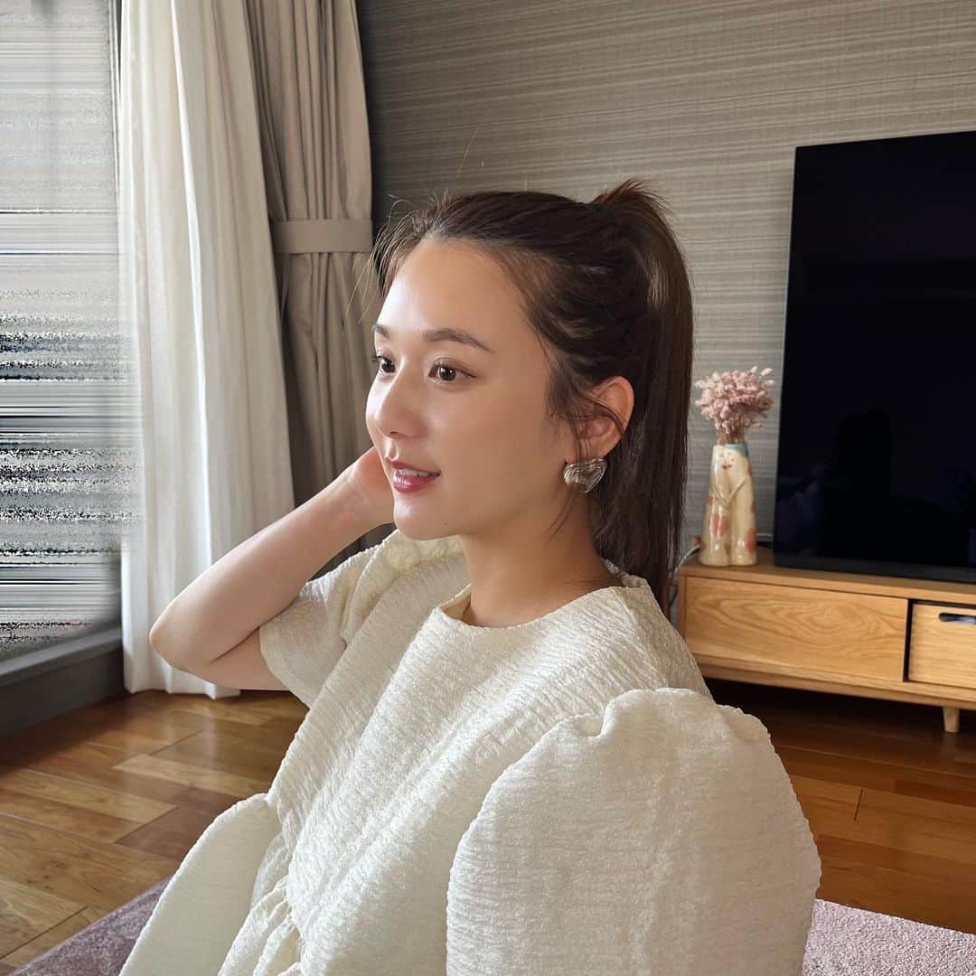ひよんのインスタグラム：「🏠❤️  今日は引きこもり。 6時間喋り続けた🙃🙃  この時はまだ半分くらいだったから 顔的に余裕がある。ㅋㅋ  ●ピアス @unitedarrows_official   #ひよん」