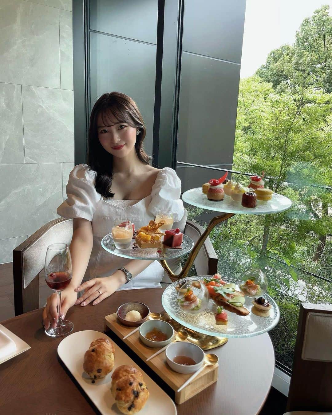 のインスタグラム：「. #🫖 楽しみにしていた @hotel_tiad の アフタヌーンティーにさわりぃと🍰💕 いつも見てる矢場町とは違う景色で、 ゆったりと過ごせたので またお気に入りの場所が増えた🥹🫶🏻 #TIAD #アフタヌーンティー #🍽️」