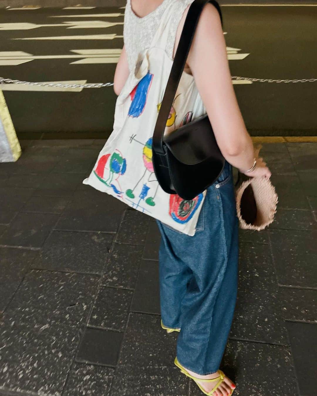 川島幸恵さんのインスタグラム写真 - (川島幸恵Instagram)「👖👖👖 ⁡ @ai.no.de のワイドデニムパンツ。 たっぽりシルエットが可愛いんです😊 今まで持っていなかった形だから新鮮🌿✨ SHENERYでもお取り扱いしています👖 ⁡ 谷田さん @tanidamami 平野さん @hitomi_hirano 選んでいただいてありがとうございました🥰 ⁡ ⁡ #SHENERY_official #denimpants #ainode  #tanktop #vintage #necklace #SHENERY #bag #yahki #sandals #jwpei #fashion #styling #デニムコーデ #デニムパンツ #ワイドデニム  #ハイトーンカラー #ハイトーンボブ #ハイトーンヘア #ボブヘア #ミニボブ」7月31日 20時49分 - sachie118