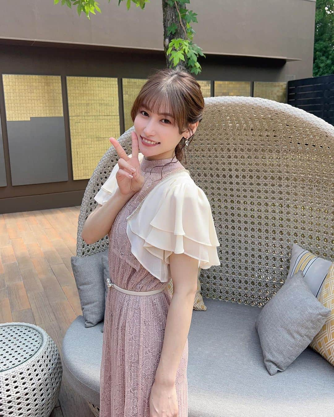 江藤彩也香のインスタグラム：「2023/7/22♡ 兄の結婚式でした💒  妹を意識してピンクのドレスを選びました😆笑  涙腺ガバガバ過ぎて、年取ったなーとか思いつつ、小さい時はいつも2人で居たので、感慨深い気持ちになったり、凄く嬉しくて幸せな空間でした☺️  お兄ちゃんの新しい門出をお祝い出来て嬉しかった！ 本当におめでとう！！末永くお幸せに！✨  #結婚式 #お呼ばれコーデ #お呼ばれヘア #結婚式コーデ #dorrydoll #ウェディング #wedding」