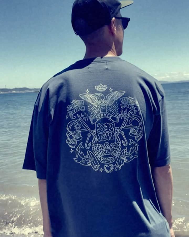 中村貴之のインスタグラム：「BREW SUMMER Tee 8月1日 12:00〜販売開始 @brew_kikaku プロフィールURLへ🙏  6.2オンス ビックシルエット 身長176cmでL着てます  暑さも楽しんでいきましょう🍺  8/1 12:00(Japan time)〜Commencement of sales 6.2oz Wide silhouette Tee I am 176 cm tall and wear a size L.」