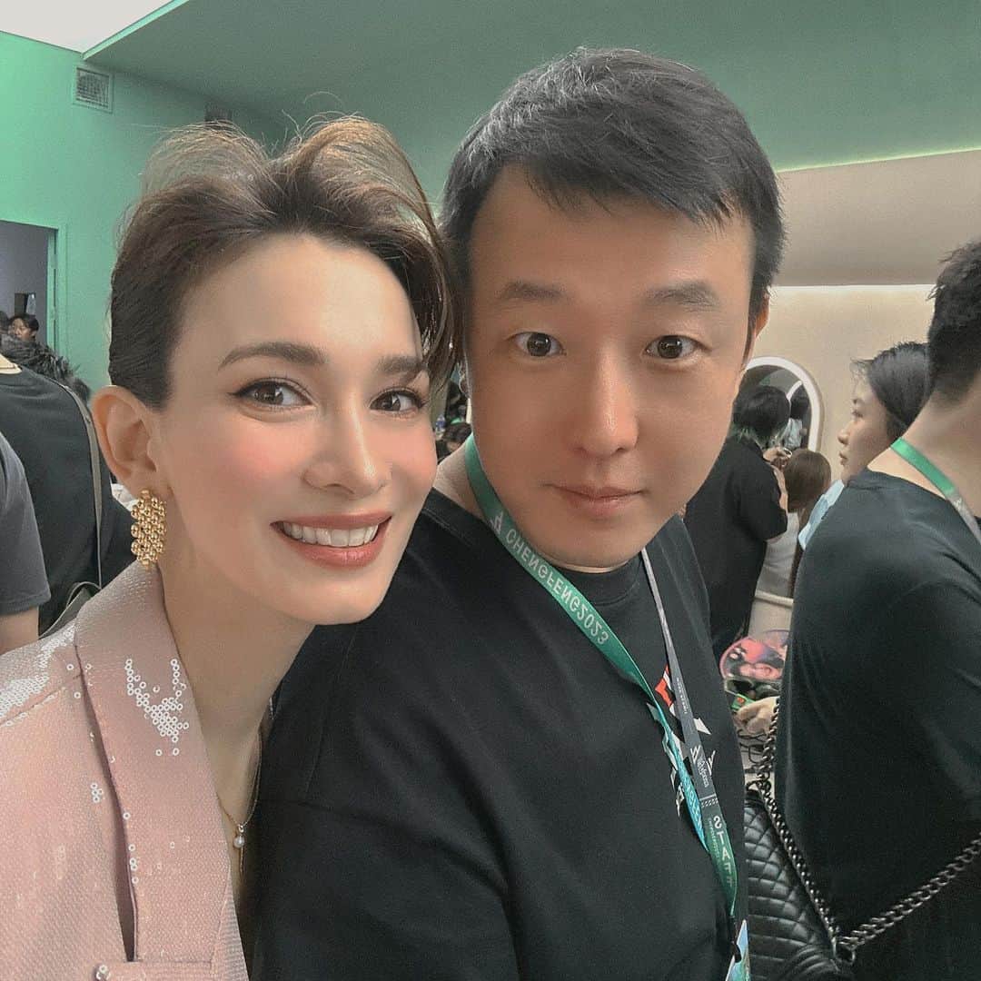 セリーナ・ジェイドのインスタグラム：「Behind all of us is a great team! Thank you ALL for all the hours, hard work, smiles and effort to make this show such a success. Love you all!」