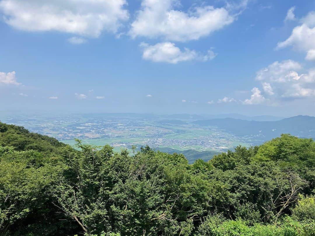 山口ひろみさんのインスタグラム写真 - (山口ひろみInstagram)「御幸ケ原に着き、少し休憩🥤  そして、男体山頂を目指して登りだしたのですが…⛰ 急な斜面の岩場に驚き😱  試しに途中まで登って下りてみたら結構危なっかしかったので、仕事のことも考え断念😥  めっちゃ悔しかったですが「まさかとは思うけど、絶対足挫いたりしないでよ」と言う、マネージャーさんの声が頭をよぎり諦めました…その通りですもの🥲  仕方ないので御幸ケ原でポーズ📸  立派な御神木にリベンジを誓い、帰路につきました⛩  こんなへっぽこな私でも行けるような山をご存知の方、ぜひ教えてください🙇🏻‍♀️  #山口ひろみ #テイチク #茨城県 #筑波山 #登山 #初挑戦 #めざせ山ガール  #次回はリベンジ  #筋肉痛はなかった #普段から歩いてるからかな」7月31日 20時53分 - hiromiyamaguchi_official