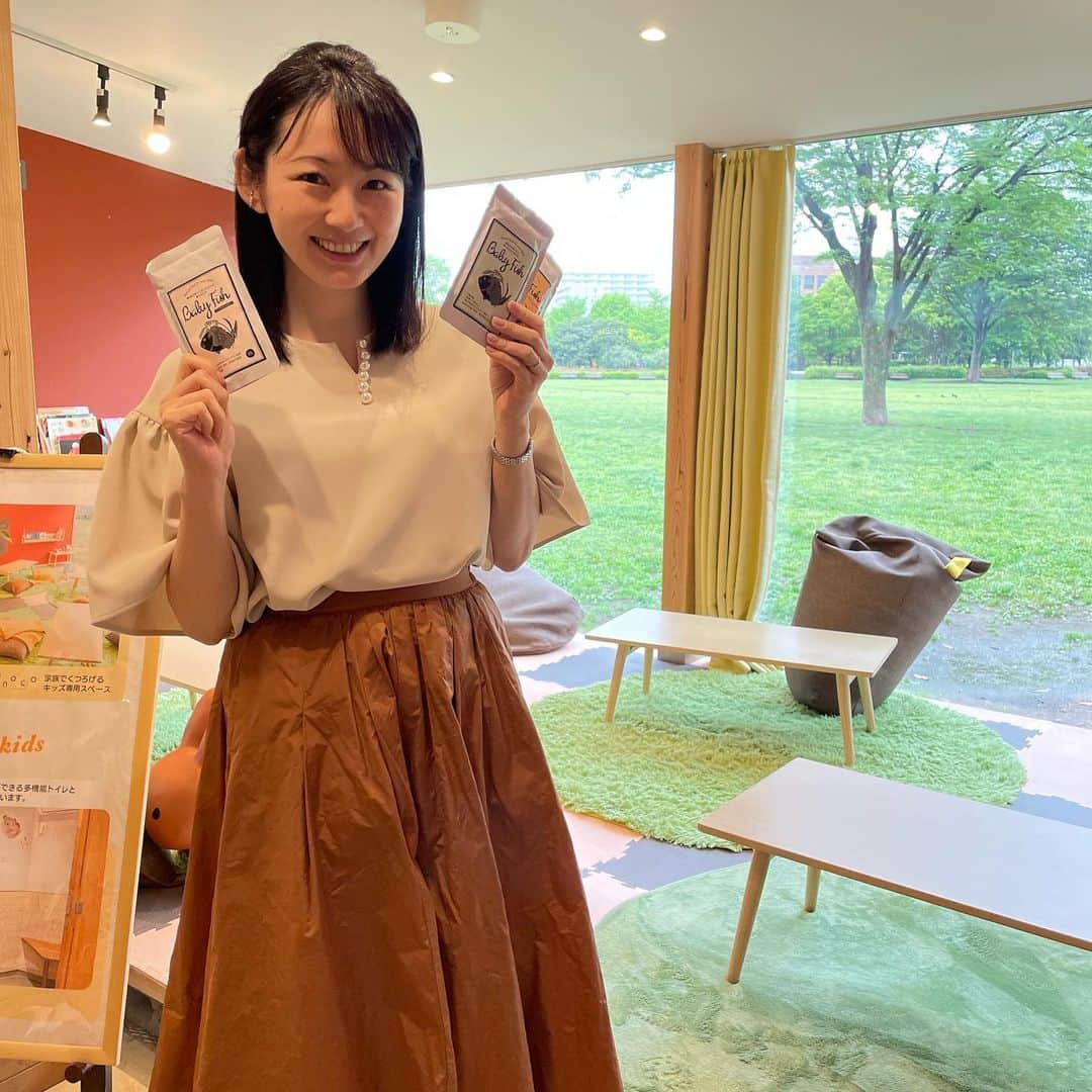 萩美香のインスタグラム：「最近、よくお出かけする木場公園🌳 子連れにはピッタリのお出かけスポットです☺️  そんな場所でも @mogcook さんの商品が置かれていて、 乳幼児を連れている身としては大助かり🙏 萩サンお気に入りの鯛のおかゆは、 温めてその場ですぐに食べさせられるように 電子レンジまで備え付きです✨ 乳幼児用のテーブルなんかもあって、 至れり尽くせりとはまさにこのこと🥹  次男は抱っこ紐でぐっすり寝、 長男はシャボン玉に夢中な1日でしたが、 夏の日差しをしっかり浴びて 帰宅したら腕が真っ赤になってしまっていました😂  #mogcook  #モグック #勝手にmogcookアンバサダー  #子どもの日焼け止めは塗ったのに #自分のことはすっかり忘れてしまっていました… #ママあるあるだよね」