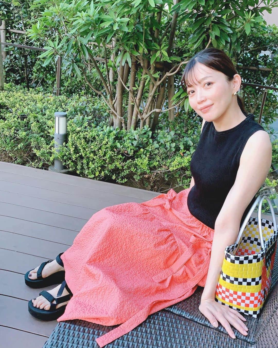 高橋まりなのインスタグラム：「. 毎日暑ーい☀️💦🌻 え！！！ まだ7月なのね。。 今日は可愛いオレンジのスカートで🍊 メイクもオレンジにしてみた🧡 . skirt: @liwisi.official  2つ以上購入で30%offしてます(クーポンコード『marina』9/21まで) . . . #3きょうだい#夏休み#marinacoordinate#coordinate#liwisi#リウィシ#オレンジスカート#オレンジメイク#teva#marni#uniqlo#163cmコーデ#大人カジュアル#シンプルコーデ」