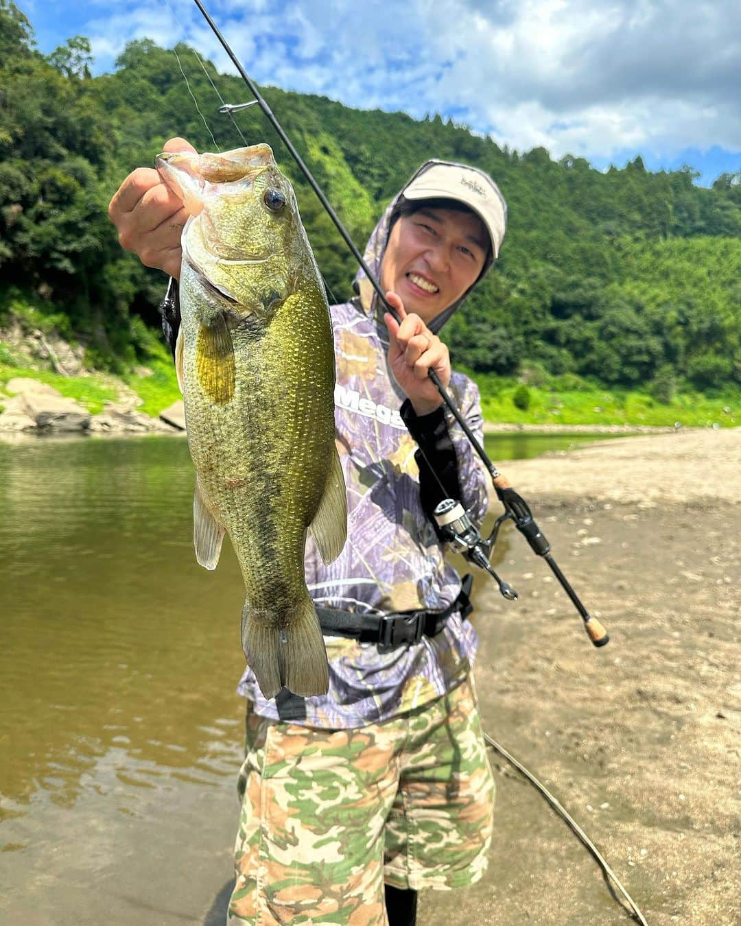 HASSYさんのインスタグラム写真 - (HASSYInstagram)「今期初高山ダムは大減水🥲  1年ぶりにハザーと釣りした。  サイズ出ん感じやから数釣りで20匹以上釣って楽しみました🫰 そこそこサイズでもよく引く高山BASS  ええやんかぁ‼️  #Megabass #メガバス #RYUGI #x_metal #bigfish1983 #bigfish #hungrybear #VILLAGEDOOR #glitchoil #fishing #bassfishing #釣り #バス釣り #バスフィッシング #lurefishing #outdoor #nature #urbanfishing #淀川番長 #ええやんかぁ #ええやんかぁの輪 #高山ダム #高山ダムバス釣り #アウトドア #外遊び」7月31日 20時58分 - hassy_upsetter