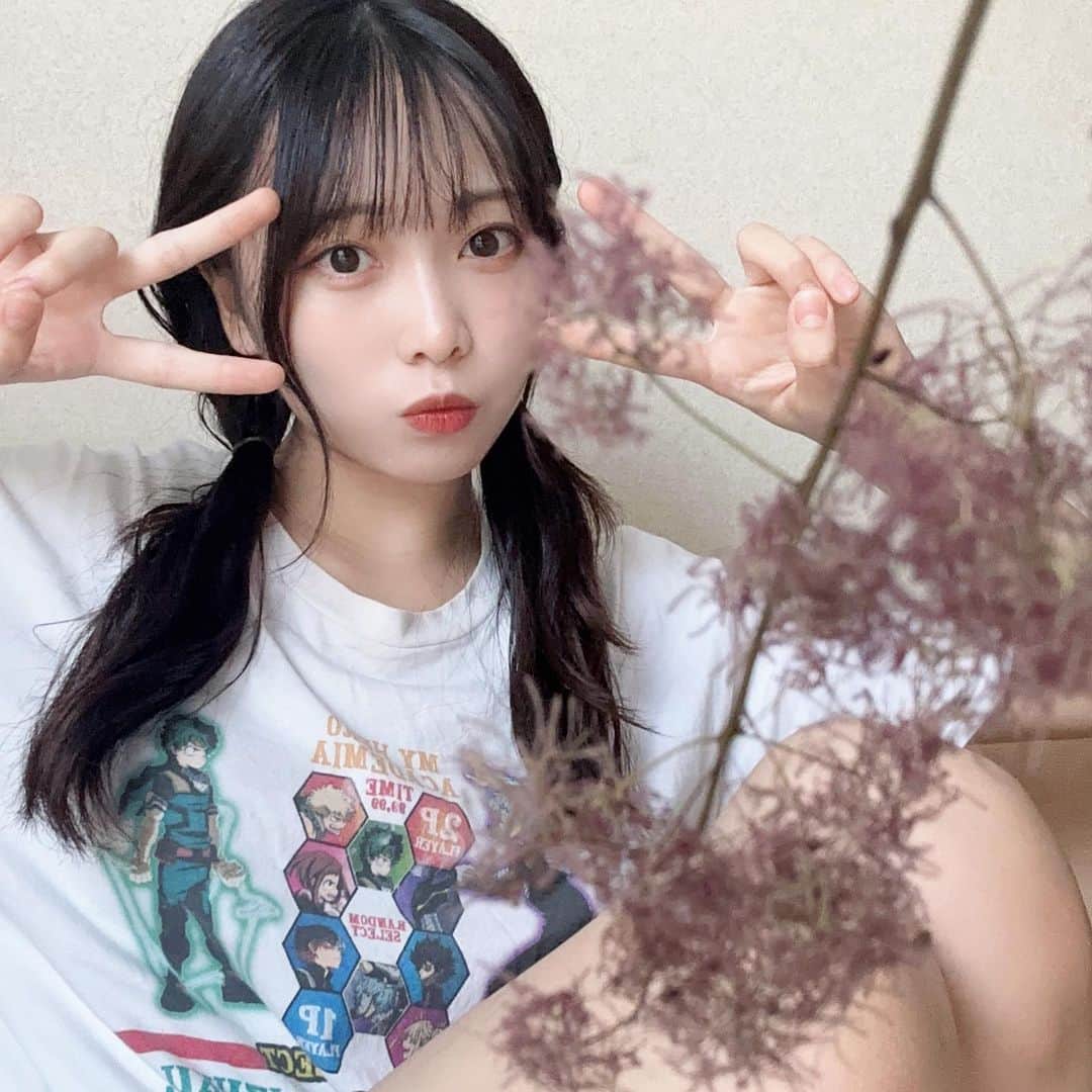 金山奈々絵のインスタグラム：「私は今テスト期間です！みんなは夏休み??部活とかお仕事とかダラダラとか全部応援してるよういっしょに頑張ろうね〜☀️辛い人は特に最後まで見てね笑 ちなみに花瓶に立てかけて撮ったのだよ」