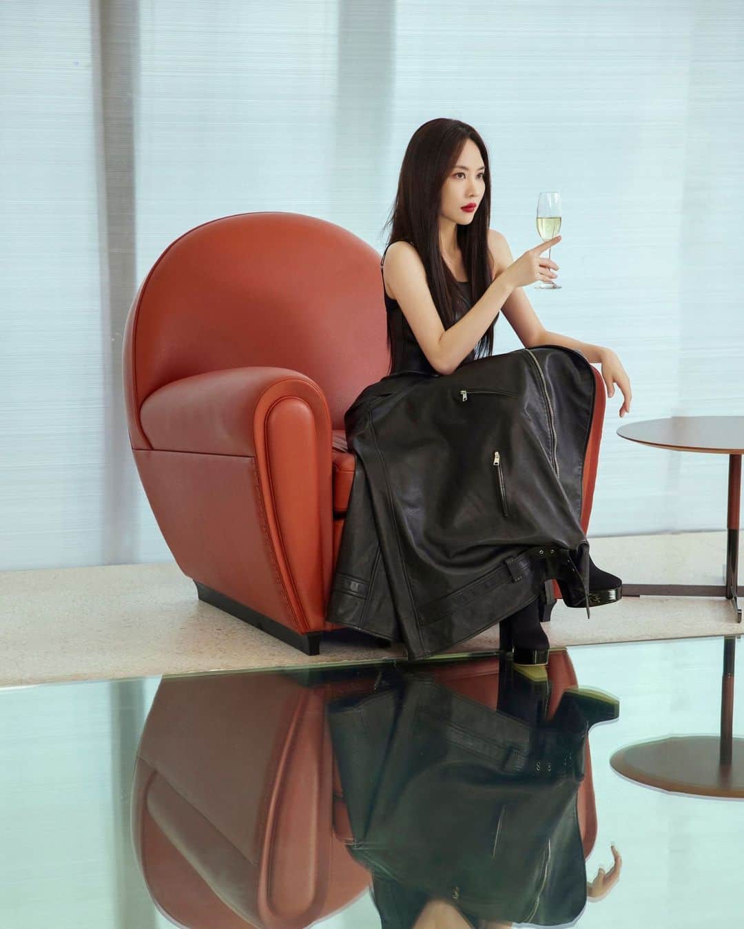 Poltrona Frauのインスタグラム：「When it was created in 1930, the Vanity Fair armchair was a new kind of armchair, perfectly suited to accommodate the demands of modern life. Today we celebrate its timelessness thanks to a novel collaboration with @glassmagazine_china. The influence of the past meets today’s influencers in these striking photographs featuring @ff0427 and @nz0502. Let’s raise our glass!   #PoltronaFrau #GLASSmagazine #RenzoFrau」