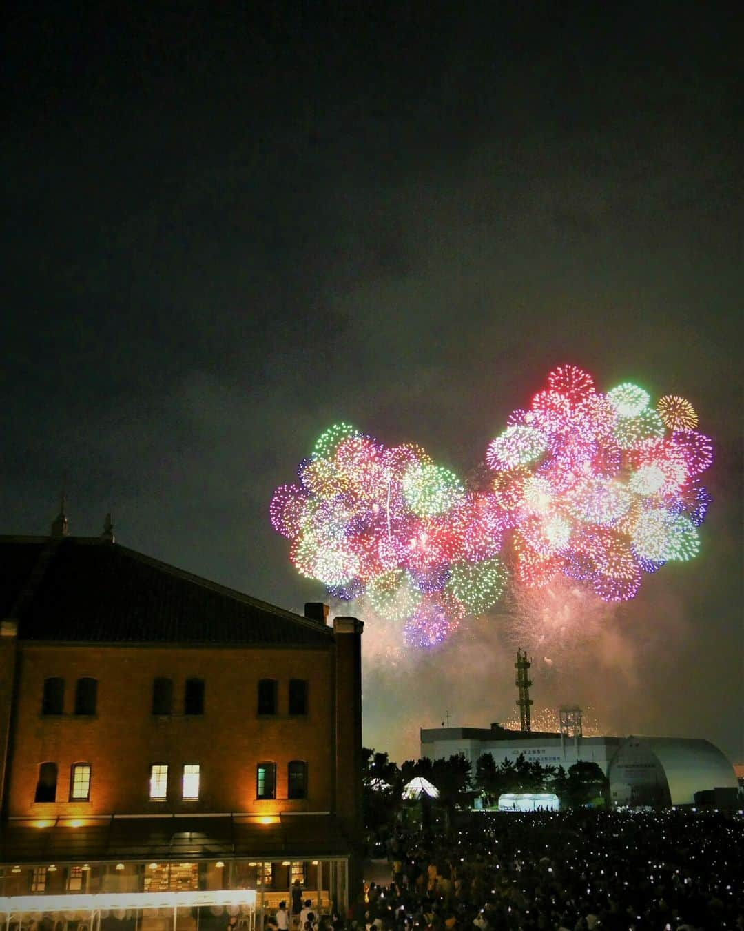 横浜赤レンガ倉庫のインスタグラム：「. みなとみらいスマートフェスティバル🎆  横浜赤レンガ倉庫からもキレイに見えました✨✨  #横浜赤レンガ倉庫 #赤レンガ倉庫 #横浜赤レンガ #yokohama #yokohamaredbrickwarehouse #みなとみらい #minatomirai #みなとみらいスマートフェスティバル」