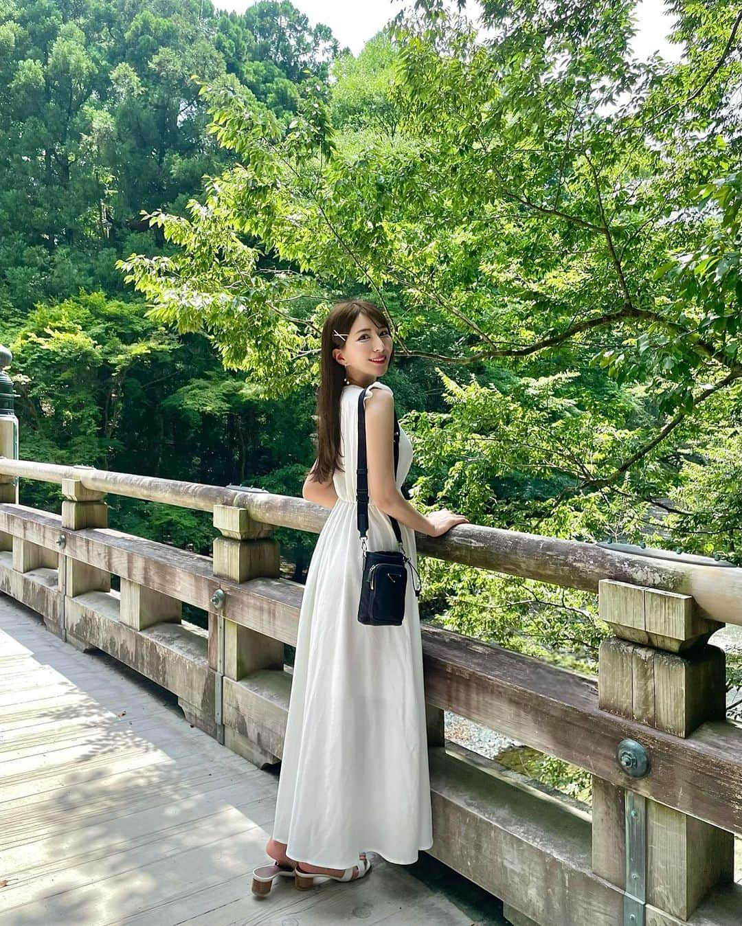 Manaさんのインスタグラム写真 - (ManaInstagram)「⛩🍃最近、伊勢神宮へ行ってきました😊 ⁡ お仕事も増えたりプライベートでも 心機一転することがあったりしたので そのご報告と決意を込めて💕 ⁡ ⁡ お天気が良い伊勢神宮はまた美しくて🥰 木漏れ日がとても綺麗で 空気がより一層、神聖な感じがしました✨ ⁡ ⁡ 参拝のあとは おかげ横丁で食べ歩きして楽しかった♩🐾 ⁡ ⁡ ⁡ ⁡ ⁡ #ise #isejingu #iseshima #iseshrine #伊勢神宮 #伊勢神宮内宮 #伊勢 #伊勢神宮おかげ横丁 #おかげ横丁 #お伊勢さん #おかげ横丁食べ歩き #白コーデ #ホワイトコーデ #ワンピースコーデ #カジュアルコーデ #きれいめカジュアル #きれいめコーデ #森林浴 #緑が綺麗 #木漏れ日 #マイナスイオンたっぷり」7月31日 21時02分 - mana.tcy