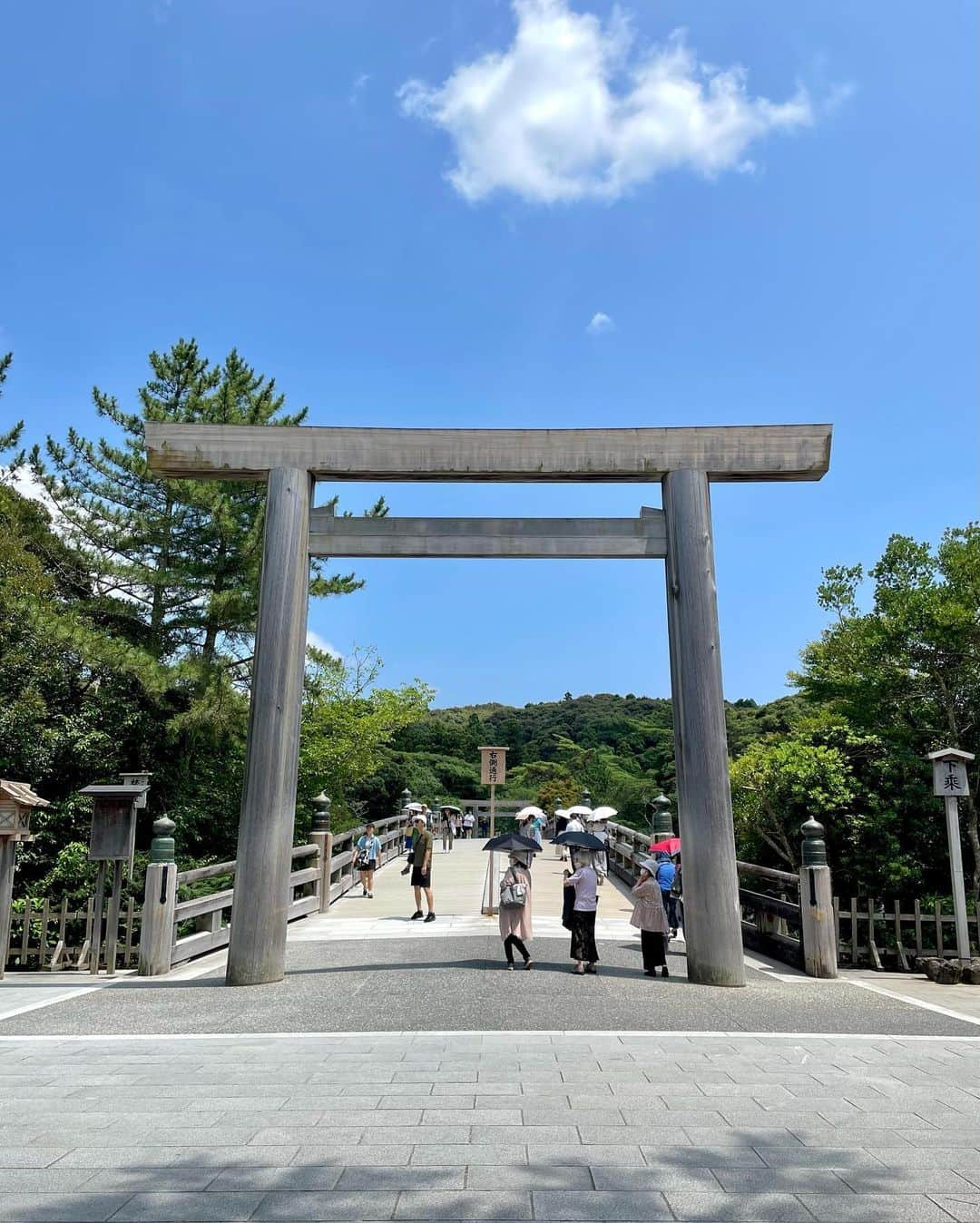 Manaさんのインスタグラム写真 - (ManaInstagram)「⛩🍃最近、伊勢神宮へ行ってきました😊 ⁡ お仕事も増えたりプライベートでも 心機一転することがあったりしたので そのご報告と決意を込めて💕 ⁡ ⁡ お天気が良い伊勢神宮はまた美しくて🥰 木漏れ日がとても綺麗で 空気がより一層、神聖な感じがしました✨ ⁡ ⁡ 参拝のあとは おかげ横丁で食べ歩きして楽しかった♩🐾 ⁡ ⁡ ⁡ ⁡ ⁡ #ise #isejingu #iseshima #iseshrine #伊勢神宮 #伊勢神宮内宮 #伊勢 #伊勢神宮おかげ横丁 #おかげ横丁 #お伊勢さん #おかげ横丁食べ歩き #白コーデ #ホワイトコーデ #ワンピースコーデ #カジュアルコーデ #きれいめカジュアル #きれいめコーデ #森林浴 #緑が綺麗 #木漏れ日 #マイナスイオンたっぷり」7月31日 21時02分 - mana.tcy