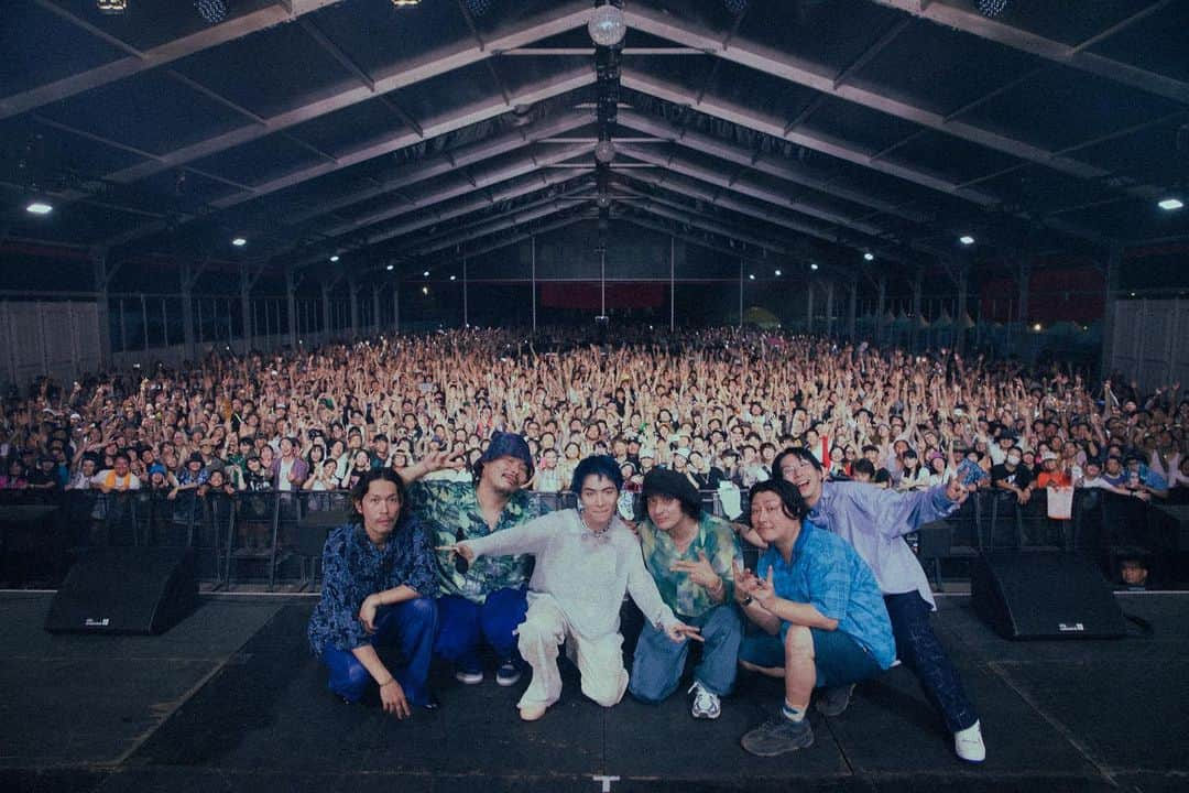 SIRUPのインスタグラム：「FUJI ROCKありがとうございました！ 初RED MARQUEEダンスフロア状態になってたんではないでしょうか！ バイブス満タン、エネルギーMAXで前回のムードとは会場も俺も違い、むしろSIRUPとしてはいつも通りのテンションでSIRUPを表現できた最高に気持ちいいFUJI２回目でした🔥  前回からパワーアップしたSIRUPチームみんなで全力投球  入場規制も感謝す  Love & Educate yourself💙💙  FUJI ROCK FESTIVAL ’23 Day3 18:00-  RED MARQUEE  SETLIST  M1. Intro M2. スピード上げて M3. Superpower M4. Pool M5. Overnight M6. Maigo M7. Rain M8. LOOP M9. もったいない M10. Hopeless Romantic M11. FINE LINE (w/Skaai) M12. Need You Bad M13. BE THE GROOVE M14. SWIM M15. Do Well M16. See You Again  Vocal : SIRUP  Drums / Manipulate : RaB @rab_from_soulflex  Bass : Funky @funky_soulflex  Sax / Flute / Synth : KenT @kent_from_soulflex  Guitar : HISA @hisa1108  Keyboard : Atsushi Inoue @atsushi__inoue   Special Guest : Skaai @skaai_theprof   Hair&make-up : Taro Yoshida @taro6078  Hair&make-up Assistant : Yuna Fujisawa Sound (FOH Sound Engineer) : Kenta Arai @arai_onkyo  Sound (Monitor Engineer) : Yuki Uchibayashi @nature_mcfarlane  Sound (Stage) : Asaka Suzuki @aaashan06  Instrument Technician : Ryo Nakaya @nakaya_ryo / Akira Goto Lighting Design & Operate：Kentaro Saiki / Nanae Sawada Video Projection : Hiromichi Nakayama / Rei Saito Live Photo : Leo Youlagi @leoyoulagi   ［Live Scenography］ -MAIN- Creative & Art Director : Masaki Watanabe (maxilla) @masakebab  Director :  Seiken Tanaka (maxilla) @seikennnnnn , Charles Chung (maxilla) @charles_chung45 , Kazuya Futagoishi (maxilla) @nagominternet  Producer：Seiya Suzuki (maxilla) @seiya02_23  Project Manager：Moe Niitsu (maxilla) @korokoromoe , Takeshi Kawahara (maxilla)   -スピード上げて, See You Again- Producer：Takemi Inagaki @takemi_inagaki  CG Artist：Ikeda AI ai_ikeda_____ , Alessandro Asnaghi @aleasnaghi  Technical Direction :  iaiaia (Tomoya Morohoshi+Keita Kuki+Maya Atsuki) @iaiaiastudio   @fujirock_jp #fujirock2023」