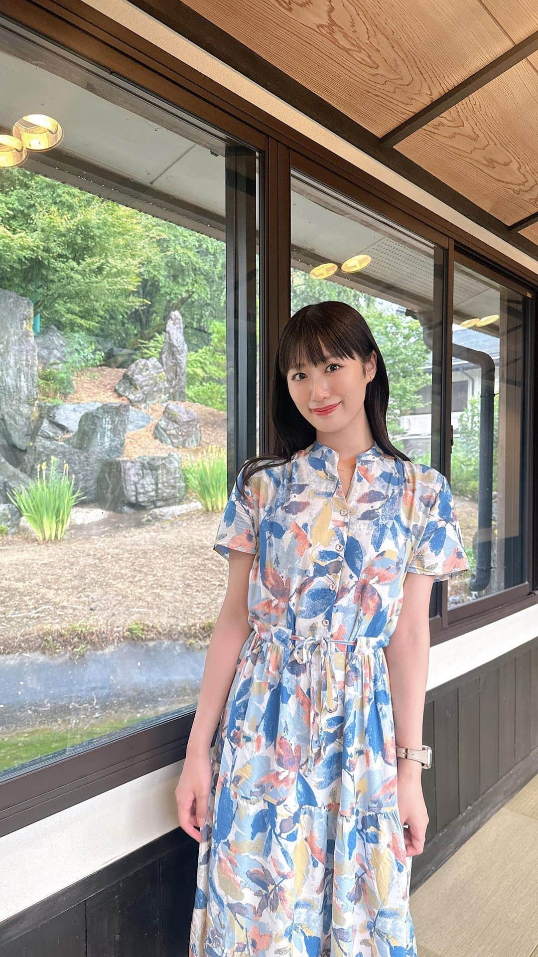 藤田奈那のインスタグラム：「＊ 長野県 昼神温泉へ行ってきました！  空が綺麗で、空気が澄んでいて 食べるもの飲むもの全てが美味しくて 街の人がみんな優しくて とっても素敵な場所でした☺️  お天気はあまり良くなかったけれど、 ナイトツアーに参加して星も少し見られました💫 夏の大三角が綺麗だった〜！  旅館では美味しいお食事をいただいて 温泉にゆっくり浸かってリフレッシュ✨  翌日は早起きして朝市へ。 試食させてもらった朝採りのとうもろこしが 感動の美味しさで、お土産用に購入🌽♡  東京に戻る前に、阿寺渓谷にも行きました！ エメラルドグリーンの清流があまりにも美しくて… あの景色はこの先ずっと忘れないと思います😌  1泊だったのであっという間でしたが、 時間がゆっくり流れているような感じがして 心も身体も浄化された気がします🫧 また行きたい！  旅の思い出にリール動画を作ってみました！見てね♪」