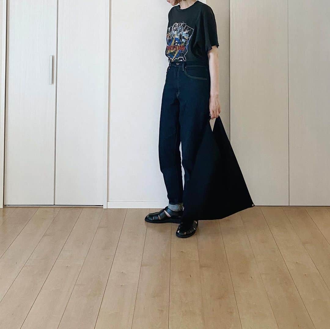 maiのインスタグラム：「夏休み⠐⠐⠐高校生は忙しい。 ほぼ毎日部活。それから勉強。友達との時間。自分の時間。 夜になると 友達と電話しながらゲームして。 一緒に過ごせる時間は グッと減ったけど 楽しそうなのが何より嬉しい。  毎日 暑い中での登下校。 それが ほんとに心配。 自転車での 登下校。 これも ほんとに心配。 毎日 無事に帰ってくることの ありがたさ。 何もかも 元気でおってくれてこそ、よ。  #こうゆうTシャツが昔からだいすき #コーデの詳細はwearに」