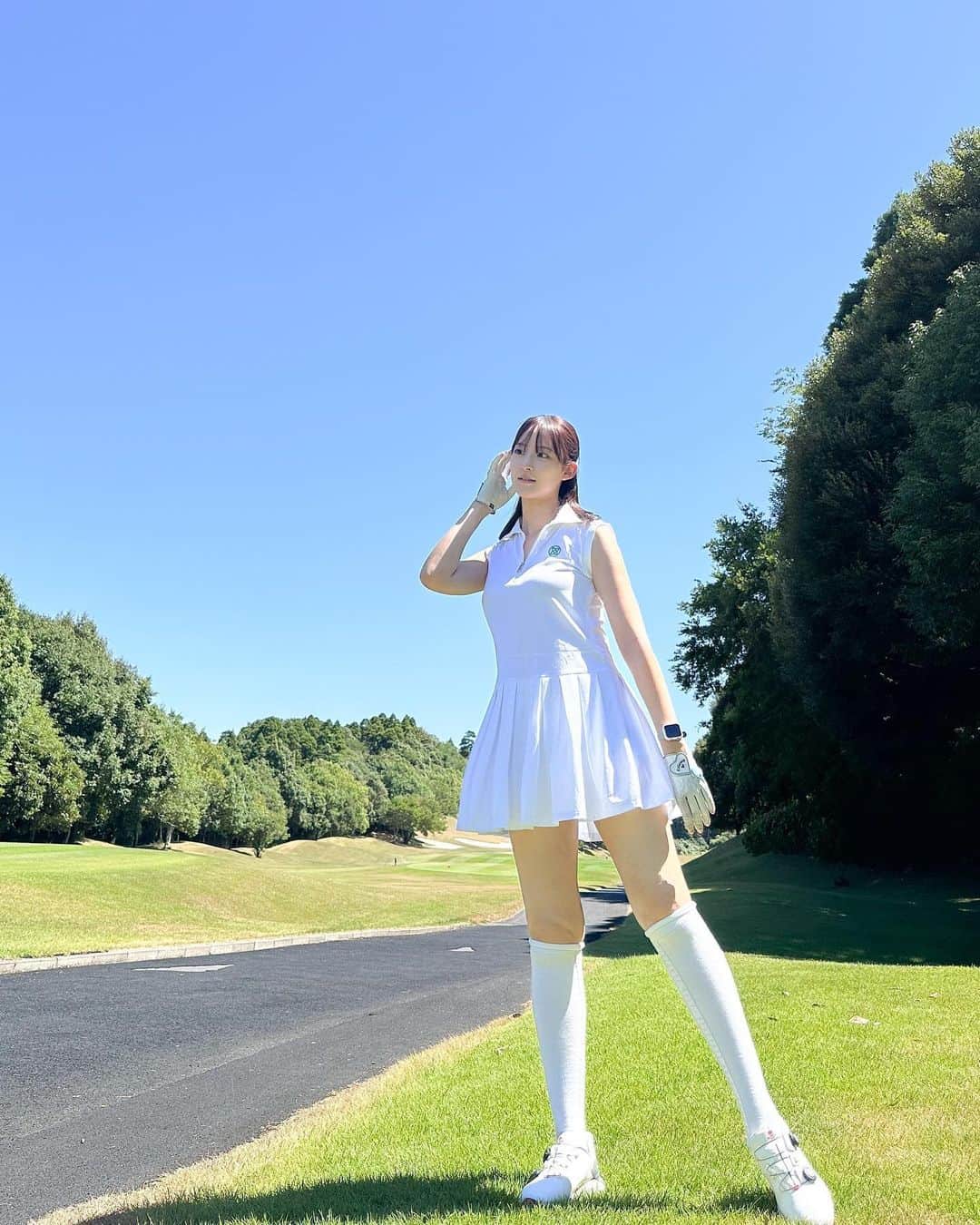 山崎あみのインスタグラム：「先日の灼熱ゴルフ😵‍💫🤍 ⠀ 👗👟： @gfore @gforejapan @gforekr  ⠀ 涼しくなったら頻度増やしたいなあ〜！ #ゴルフ #ゴルフ女子 #ゴルフウェア #golf #golflife #golfstagram」