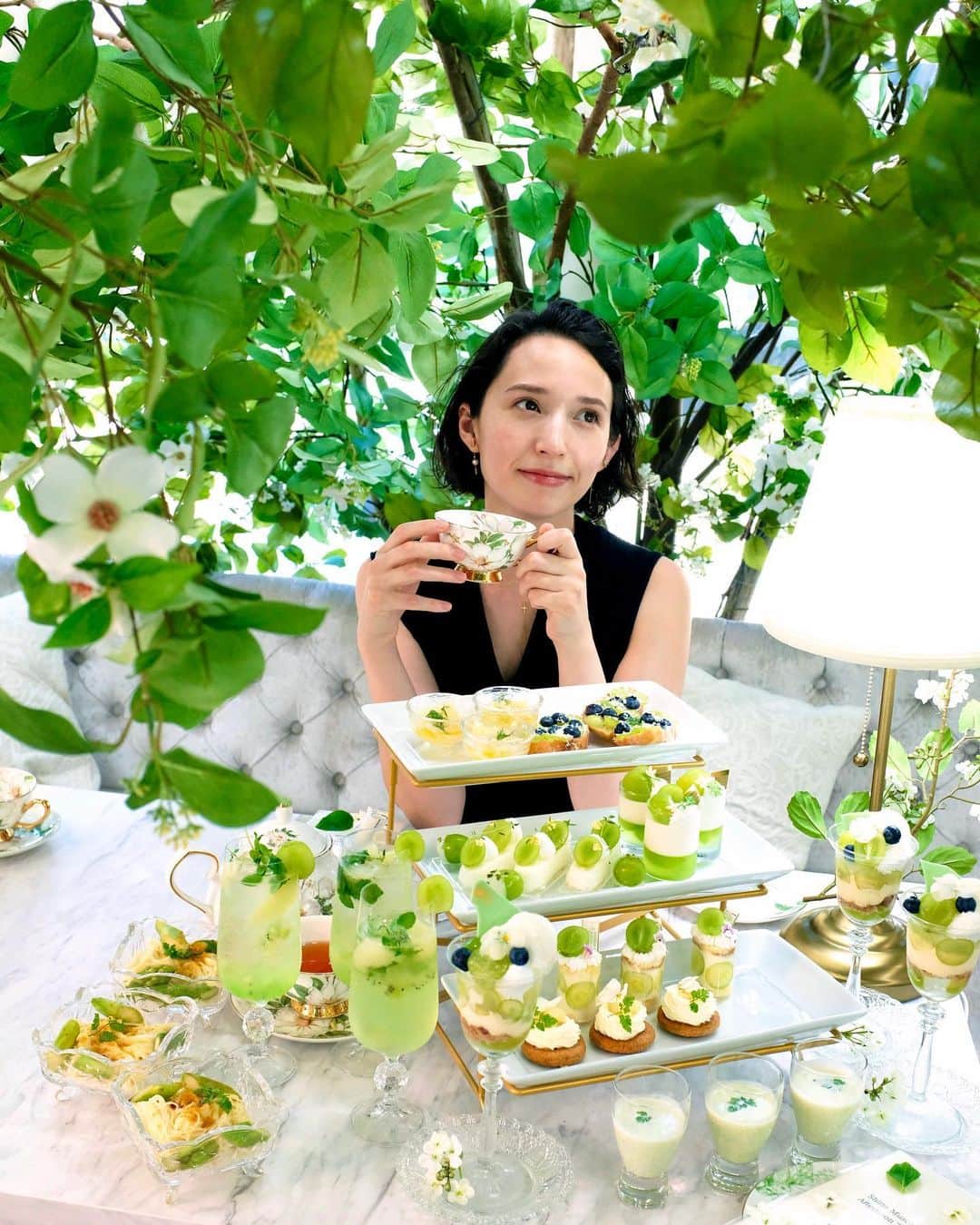 斉藤アリスのインスタグラム：「HAUTE COUTURE CAFE @表参道 中目黒川沿いにあるアフタヌーンティー専門店「オートクチュールカフェ」が、7月28日に表参道にもオープン🫖✨ @hautecouturecafe_official  さっそく行ってきました。  記念すべき第一回目は、シャインマスカット💚 文字通りのシャインマスカット尽くし✨ 夏らしい涼やかな時間を過ごせました☀️ 100点満々な映え空間はさすがです😆  📍Shine Muscat Afternoontea 価格：5,500円〜  #HAUTECOUTURECAFE #表参道 #omotesando #nakameguro #ヌン活 #アフヌン #女子会  #中目黒カフェ #アフタヌーンティー #オートクチュールカフェ #表参道カフェ#シャインマスカット #マスカット #夏季限定 #ニューオープン」