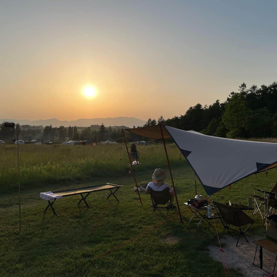 HBC北海道放送アナウンス部さんのインスタグラム写真 - (HBC北海道放送アナウンス部Instagram)「堀啓知です。 7月の思い出。  毎年訪れている中富良野のキャンプ場。 30度を超す中でのテント設営に汗が止まらず💦 でも、その分のご褒美が待っていました♪ ビールを飲みながら、ゆっくりと沈んでいく夕日を眺める… 年に一度の贅沢な時間でした〜  #中富良野 #キャンプ #テント #タープ #30度 #真夏日 #ビール #夕日 #hbc #アナウンサー #堀啓知」7月31日 21時14分 - hbc_announcer