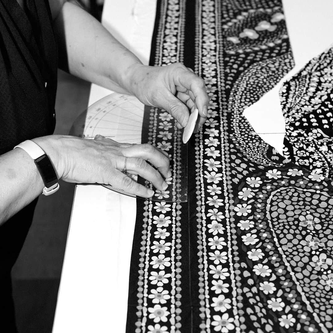 のインスタグラム：「Dans l'atelier pour le show LEONARD FW23. * In the Atelier for the LEONARD FW23 show.  #LEONARDPARIS #création #comitécolbert #fashionstory」