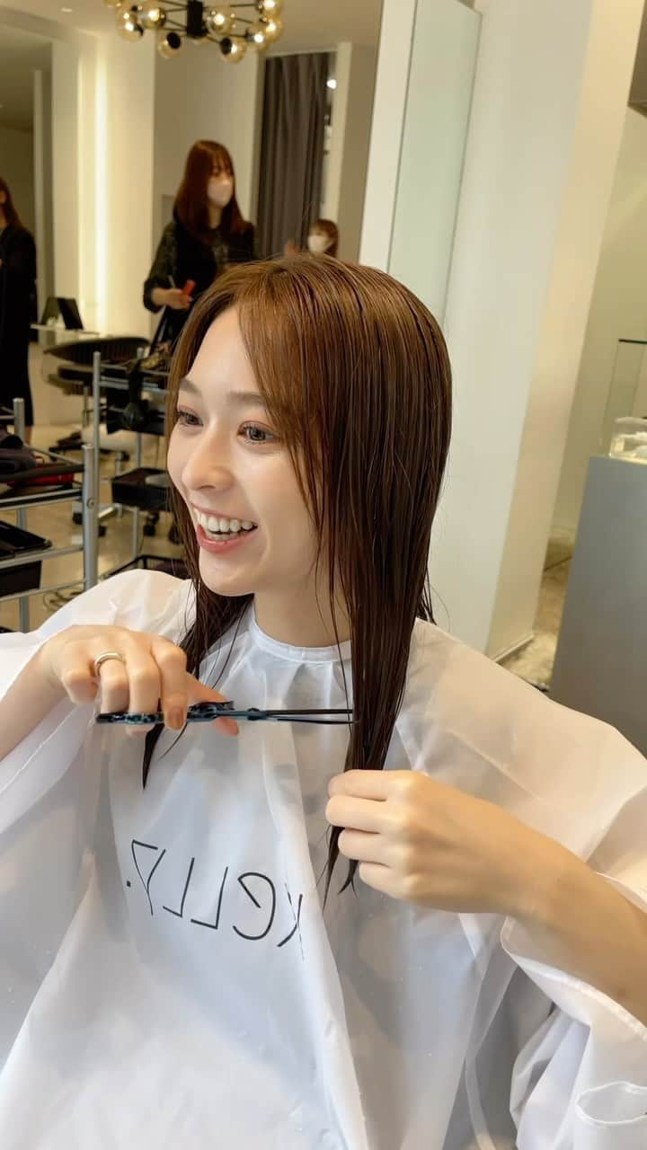 齋藤純也のインスタグラム：「ボブのお客様増えてます💇‍♀️  シンプルでオシャレ感があるカットがこだわりです、骨格と輪郭と髪質に合わせて誰よりもその人らしく似合うヘアスタイルを♩ 自分らしく輝きましょう^_^  ✴︎PRICE✴︎ カット✂︎7700円 カラー✂︎7700円  カットなしの場合シャンプーブロー料金+2200円 カラーはトリートメントin処方で圧倒的な艶感と手触りをプラスします。 ブリーチor3Dハイライト施術はプラス7700円です。 パーマ✂︎7700円 トリートメント✂︎種類多数によりカウンセリングで決めさせていただきます。5500円〜11000円 縮毛矯正✂︎17600円、前髪のみは6600円 ・ ネット予約が×の所もお電話かDMで時間調整できますので気軽にご連絡ください！ kelly.表参道本店　A1出口より徒歩45秒 東京都渋谷区神宮前5-2-5 JY表参道ビル２Ｆ kelly. ・ ・ ✔️群馬県伊勢崎市で出勤するスケジュールは隔週水曜日です。 群馬店は料金が異なります、お問い合わせください 群馬のご予約はＤＭまたは ホットペッパービューティーで  kelly. by L.O.G 検索✂︎ 在籍日程が少なくて申し訳ありません。 薬剤は最新のものを揃えました 群馬県伊勢崎市宮前町146-1」