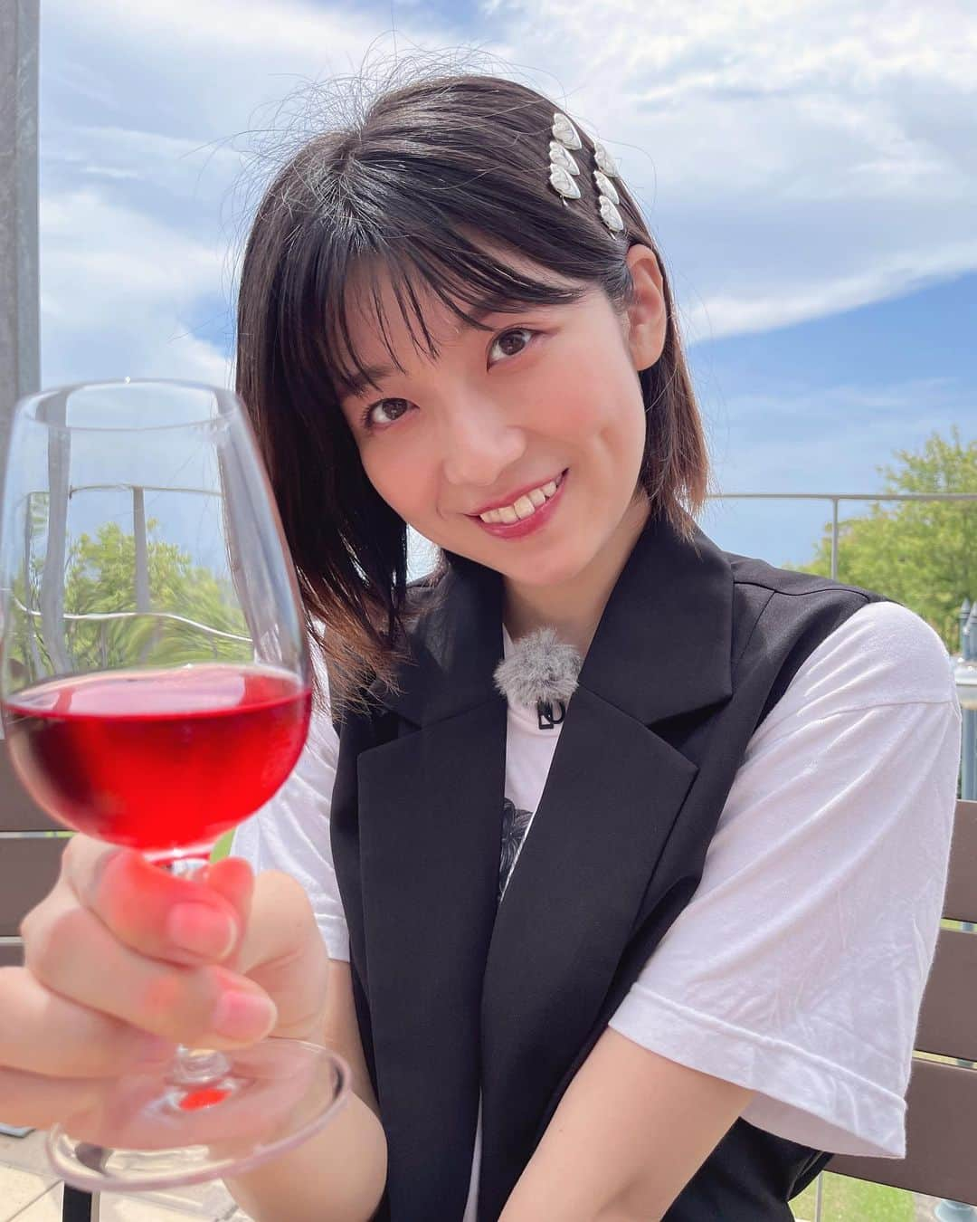 磯原杏華のインスタグラム：「めっちゃ美味しかったので 東京へお持ち帰りしました🤤🍷  香りがストロベリーのように甘く 色味も加工なしでこの鮮やかさ  宮崎の青い空にも映えます☺️  食後にデザートワイン感覚でいただきました😋🩷  #宮崎 #都農町 #都農ワイン #キャンベルアーリー #スパークリングワイン #ひなとりっぷ #ケーブルメディアワイワイ」