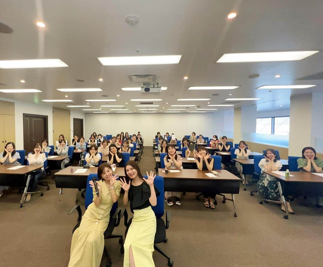 えりっこのインスタグラム：「【👠❕BeautyCamp❕💄】  東京と大阪  2分で満席になった今回のリアルビューティーキャンプ  「もっと自分をアップデートしたい！」という意識の高い約100名の方たちと一緒に  大盛り上がりで幕を閉じました✨❕❕💓  会場に来てくださったみなさま  応援メッセージをくださったたくさんのみなさま そしてスタッフのみんな  @miku_etoile1127  @peace.leaf  @rikaco_1001   そしてひとみ先生。 @umezawa.make   本当に本当にありがとうございました💓  一人では絶対に作れない、 大きなエネルギーで溢れていましたね💓  この１週間、興奮が状態続いてなかなか眠れなかったです🤭💕  楽しかったなぁ。  本講座も先行案内の枠は満員御礼です✨  一般募集は、8/5 20:00- です🤭  またLINEにお送りしますので、 トップページよりLINE登録してお待ちください☺️✨💕  初めてのリアルイベント。  やっぱり直接お会いしてお話できるのは楽しかったなぁ💓💓  これからも楽しい企画、たくさんたくさん考えていきますので  これからも宜しくお願いいたします✨✨✨  #ビューティキャンプ#ミスコン講師#ミスアース#ビューティキャンプ講師#ボイストレーナー#ミスコンファイナリスト」