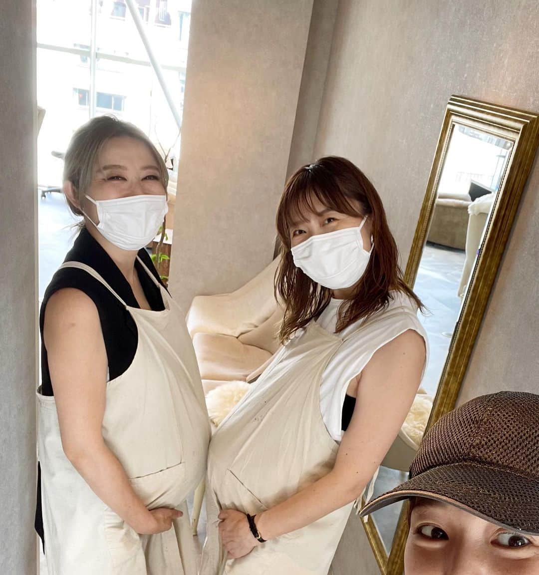 高橋みゆきのインスタグラム：「妊婦🤰臨月姉妹💅今回は夏ネイル☀️黄色もオレンジも初❣️いつもありがとう😊お腹大きくなってそろそろかな👶ドキドキだぁ💓無理せずね❣️ #ネイル💅 #夏ネイル #表参道 #lavivi @nails_lavivi @lavivi.ake」