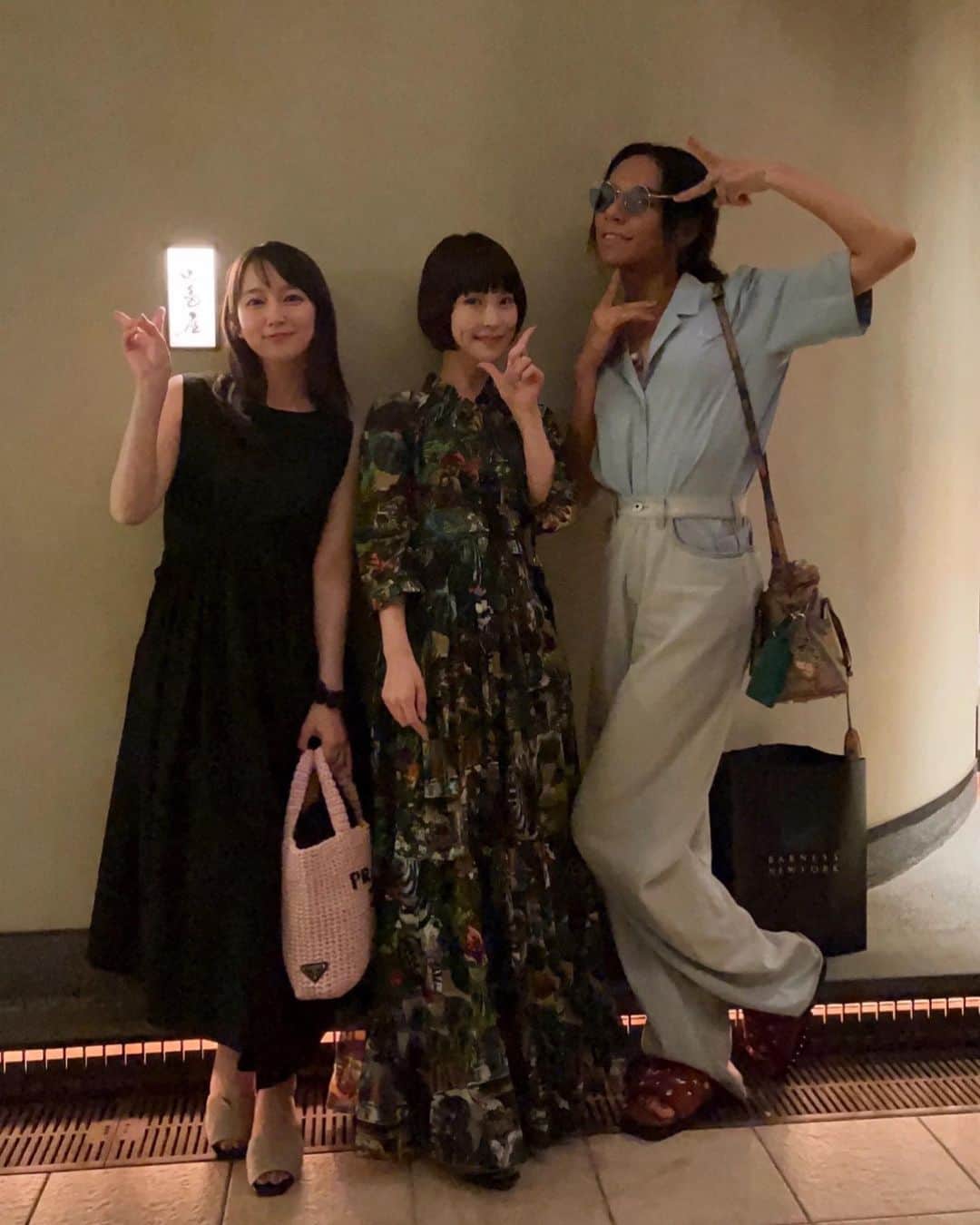 のインスタグラム：「刺激いっぱい愛がいっぱいの濃すぎた時間でした！新種の「アヴちゃん」と言う妖艶なお花に出会えました。この集まり好きすぎた。里帆ちゃんいつもありがとう🥰また集まろ！LOVE  #魔女っ子パワー会 #女王蜂　#アヴちゃん  #メフィスト　好き #吉岡里帆　ちゃん @riho_yoshioka @qb_avu #推し」