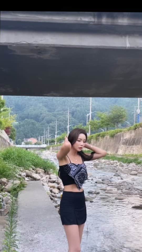 ホン・ジニョンのインスタグラム：「요즘같은 날에 딱 듣기좋은곡 이라고 외쳐봅니다 #홍진영이부릅니다 #비바라비다 ☺」
