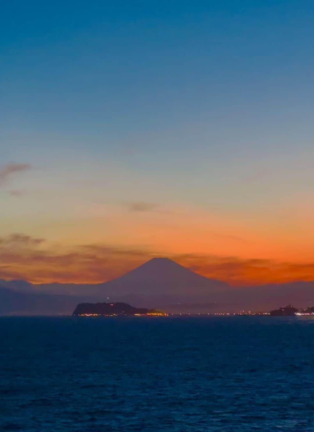 マイケル富岡のインスタグラム：「富士山のパワー…癒しをどうぞ♡ 魅惑の…magic hour #日本の美 #究極の癒し #magichour #sunset #mtfuji #love #nature #芸能登山部 #journey #appreciation #shooting #感謝 #マイケル富岡 #タレント #俳優 #撮影 #富士山 #江ノ島 #鎌倉 #mtfuji #ocean #beach #nature #resort #actor #actorslife #大自然 #パワースポット」