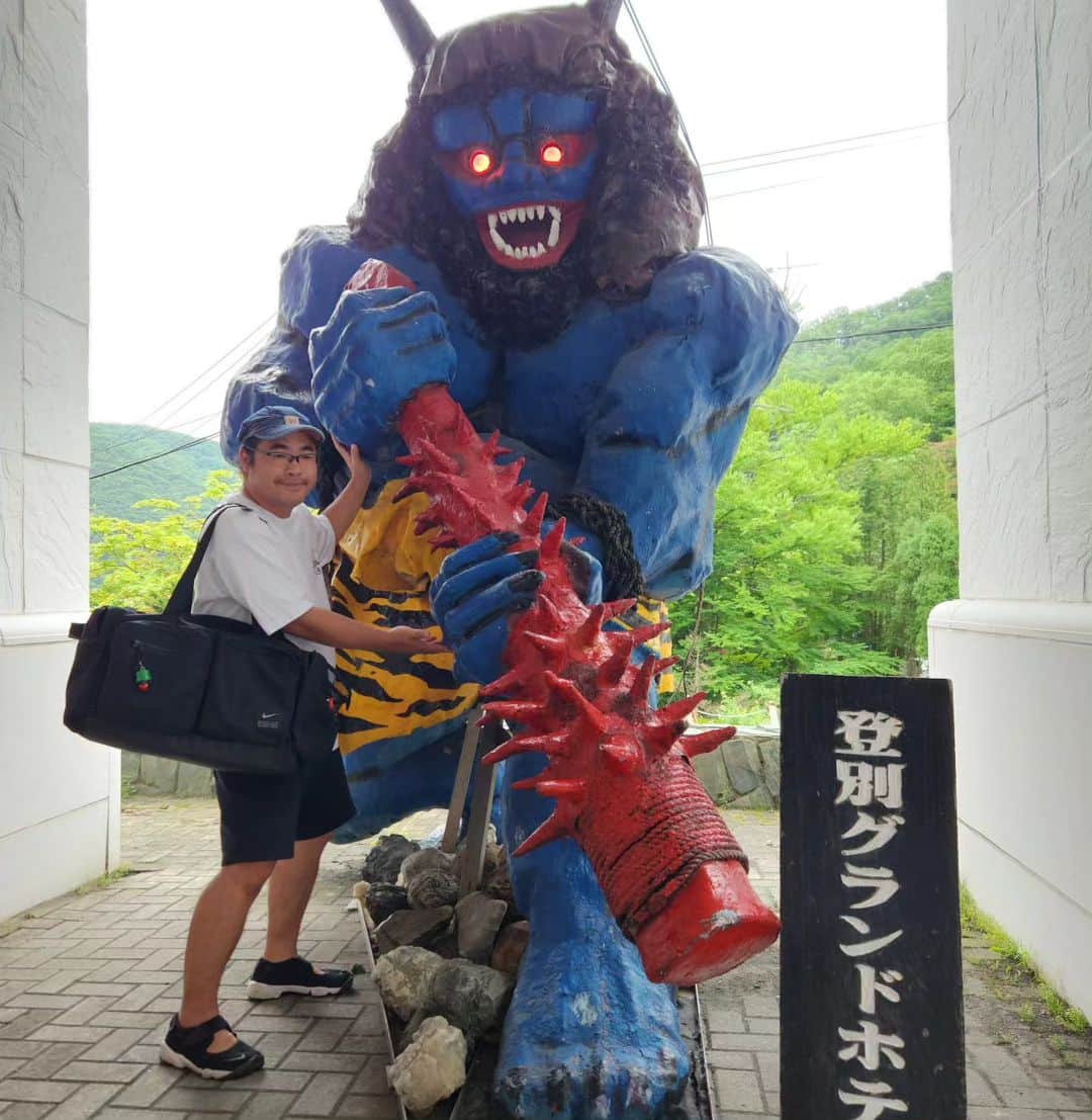 中岡創一のインスタグラム：「鬼に中岡  鬼さんに金棒の使い方を  優しく教えてあげました。  #鬼にできることは中岡退治 #中岡に教えてもらった鬼は不幸 #でも鬼もええやつおるよな #いいねもらっとけ」