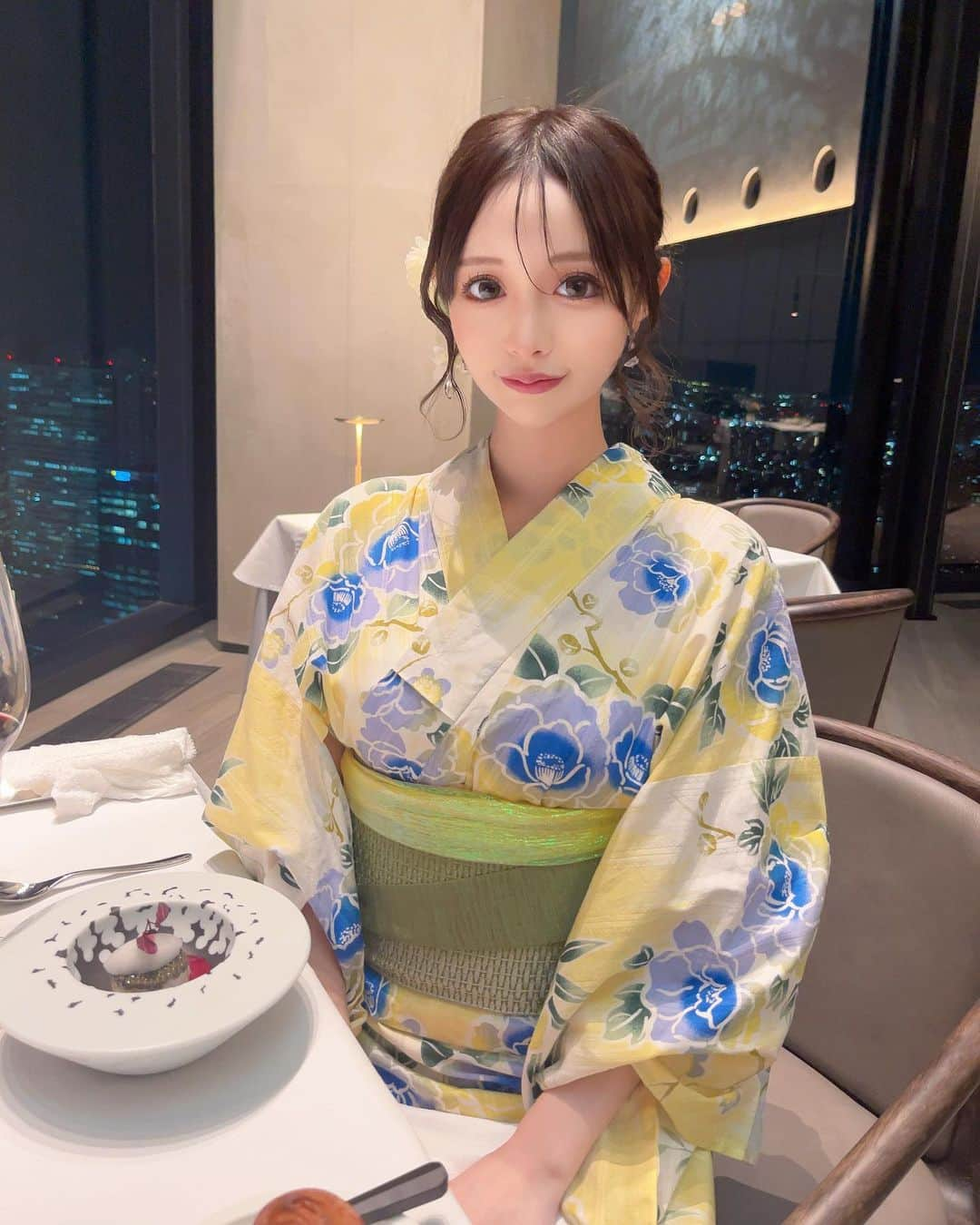 黒宮ちはやのインスタグラム：「浴衣👘💛🩵💚 歌舞伎町タワーの フレンチ行ってきた🍽️   #黒宮ちはや #小悪魔ageha #モデル #キャバクラ #キャバ嬢 #歌舞伎町 #新宿 #華灯」